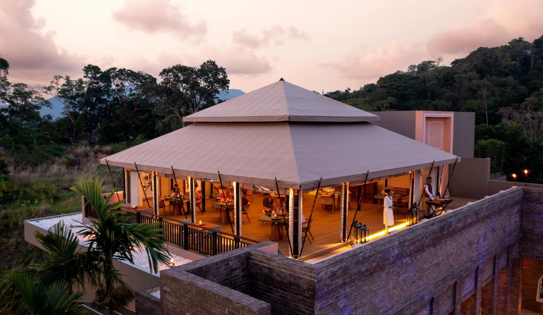 Restaurant/places to eat in Avista Hideaway Phuket Patong - MGallery