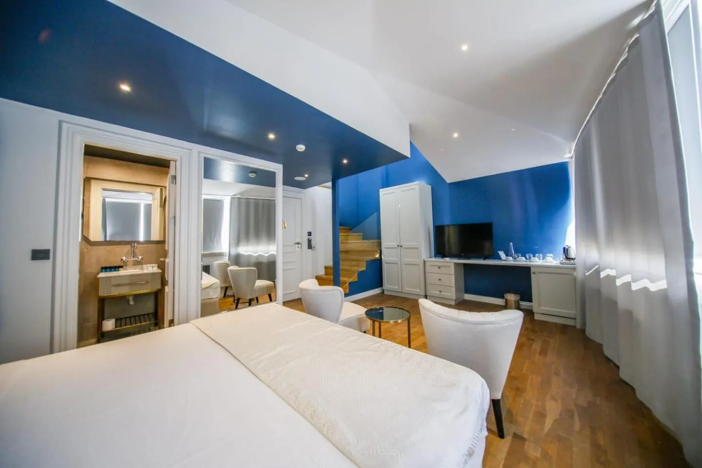 Photo of the whole room, Bed in Royal Tophane