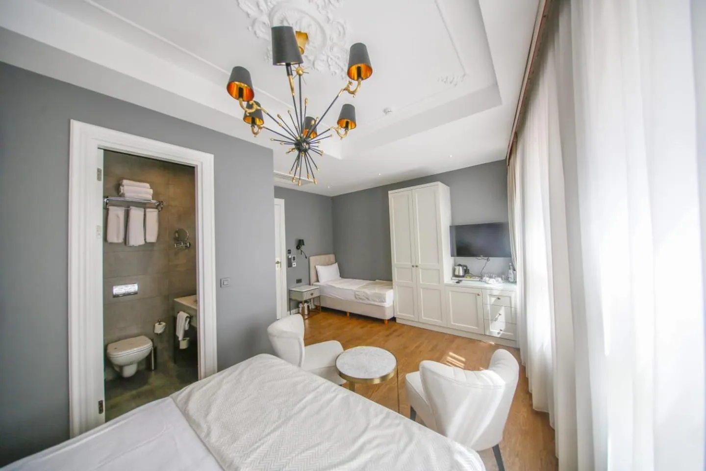 Photo of the whole room, Bed in Royal Tophane