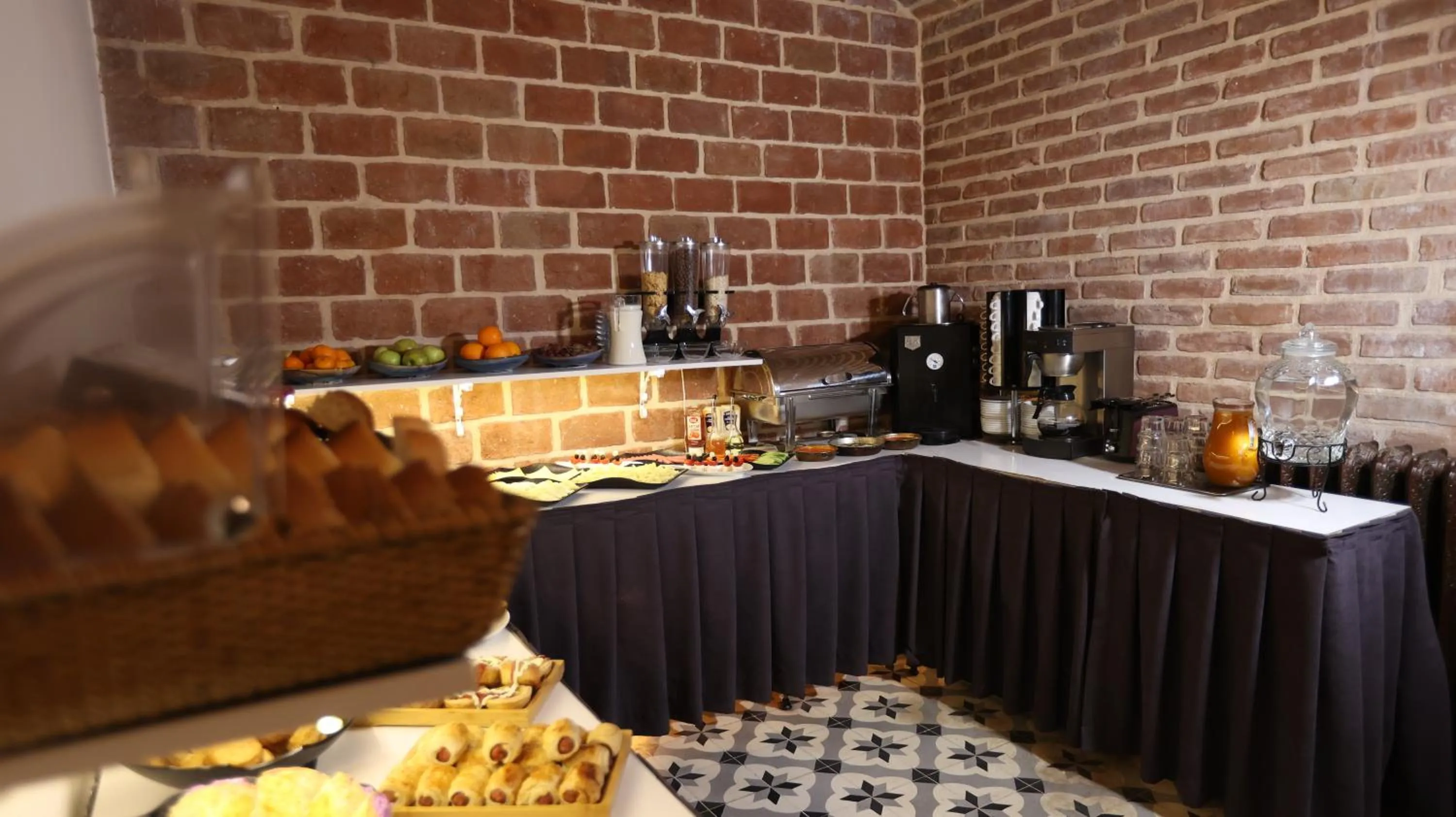 Coffee/tea facilities in Royal Tophane