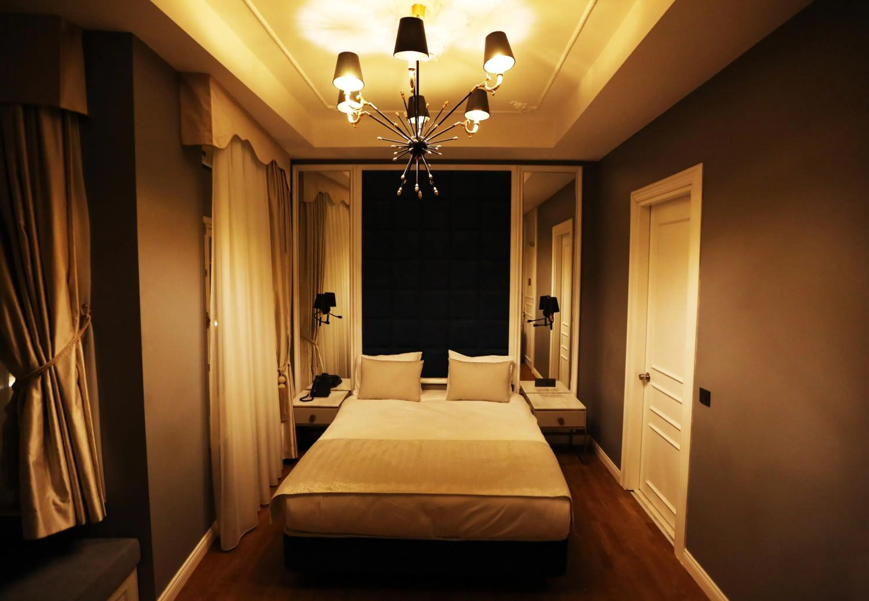 Decorative detail, Bed in Royal Tophane