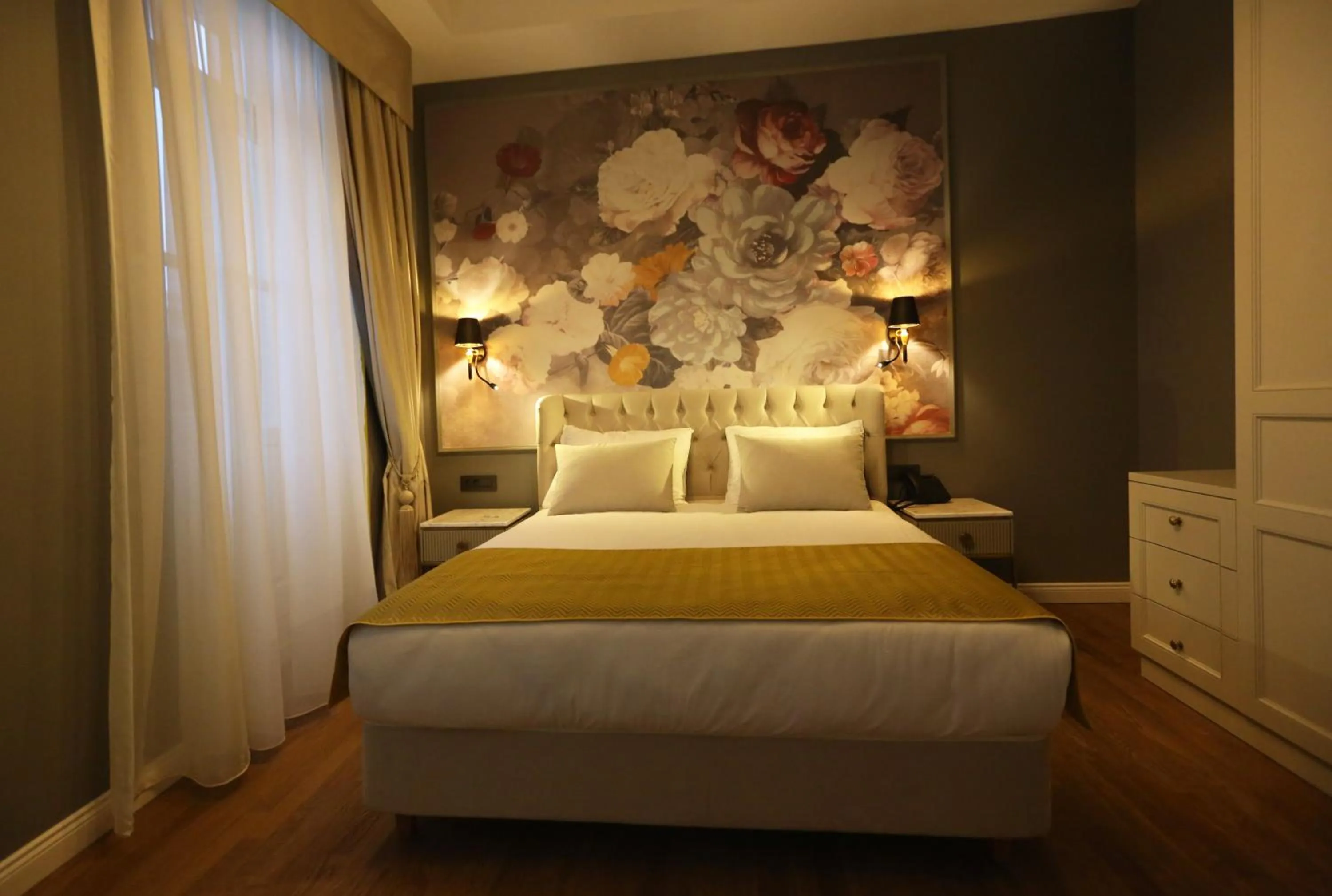 Photo of the whole room, Bed in Royal Tophane