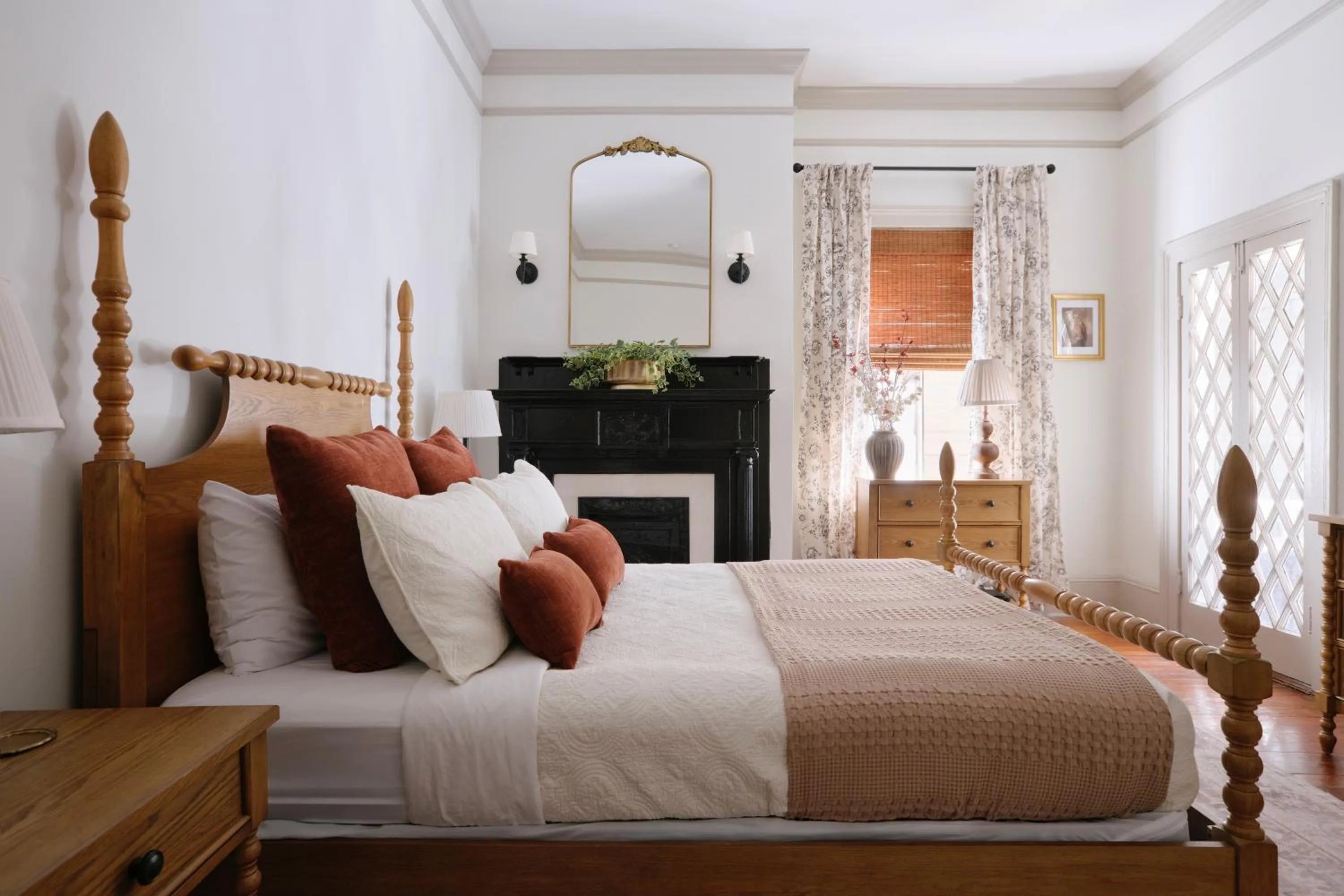 Bed in Comfortable Escape in Historic Downtown Savannah