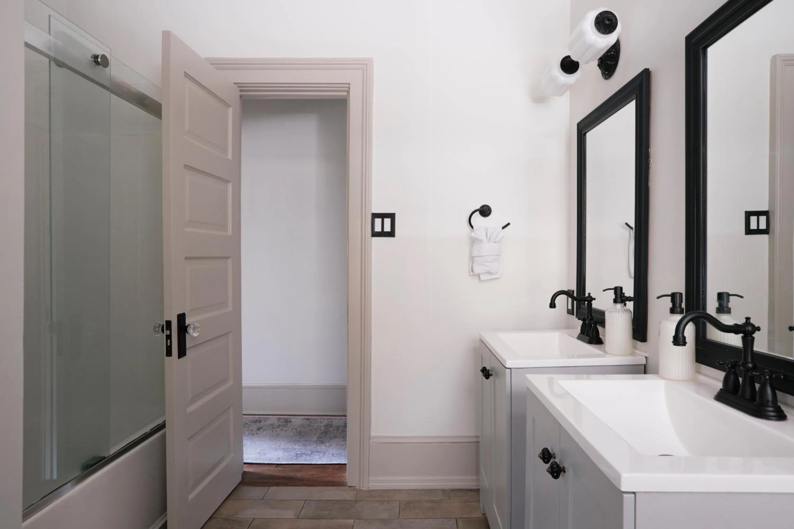 Bathroom in Comfortable Escape in Historic Downtown Savannah