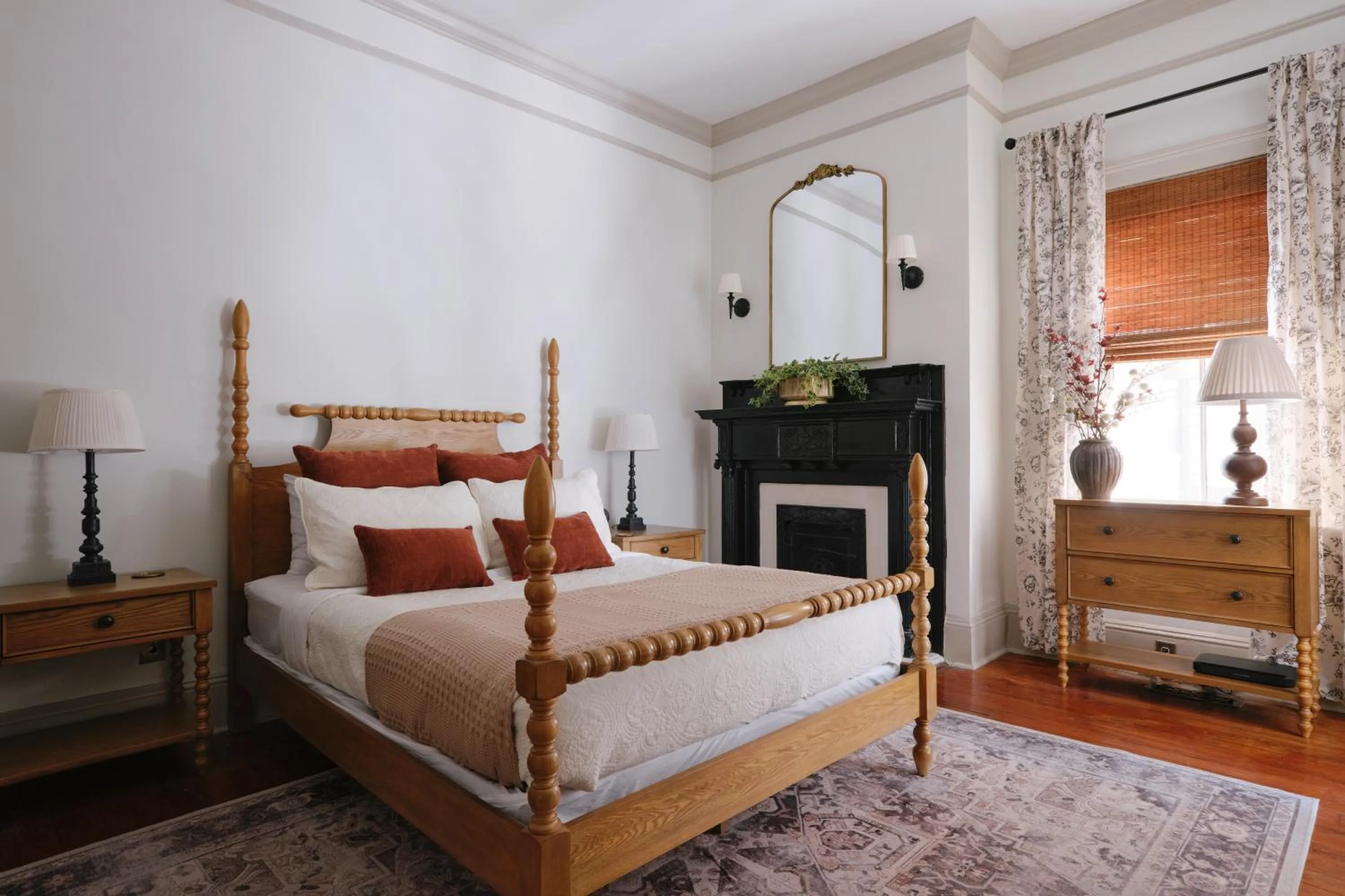 Bed in Comfortable Escape in Historic Downtown Savannah