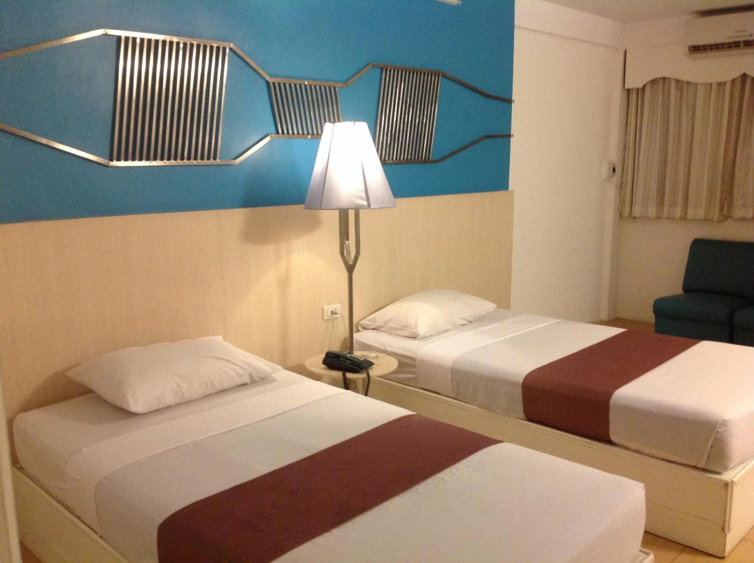 Photo of the whole room, Bed in Highway Hotel