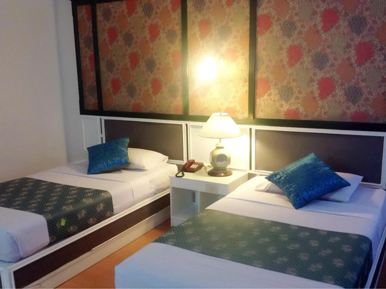 Shower, Bed in Highway Hotel