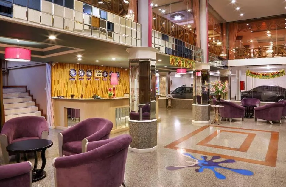 Communal lounge/ TV room in Highway Hotel