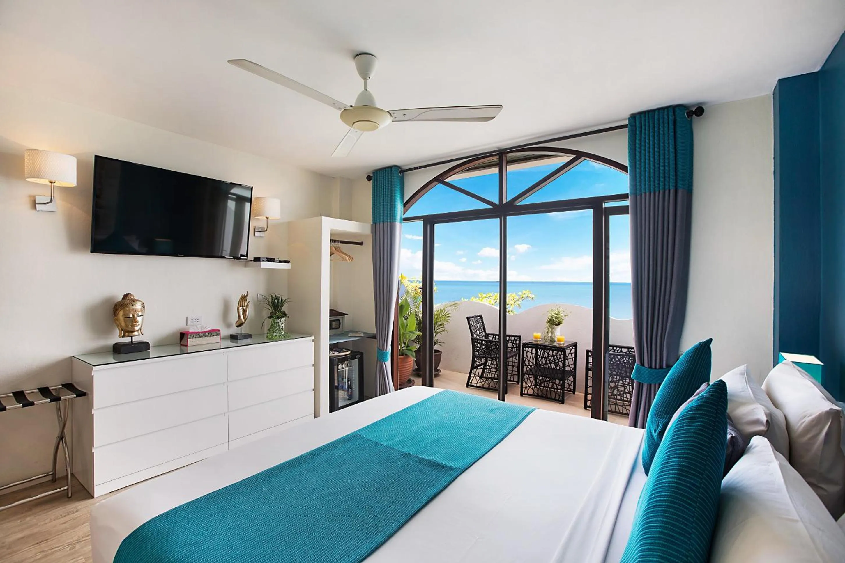 Photo of the whole room, Bed in Hacienda Fisherman's Village Koh Samui