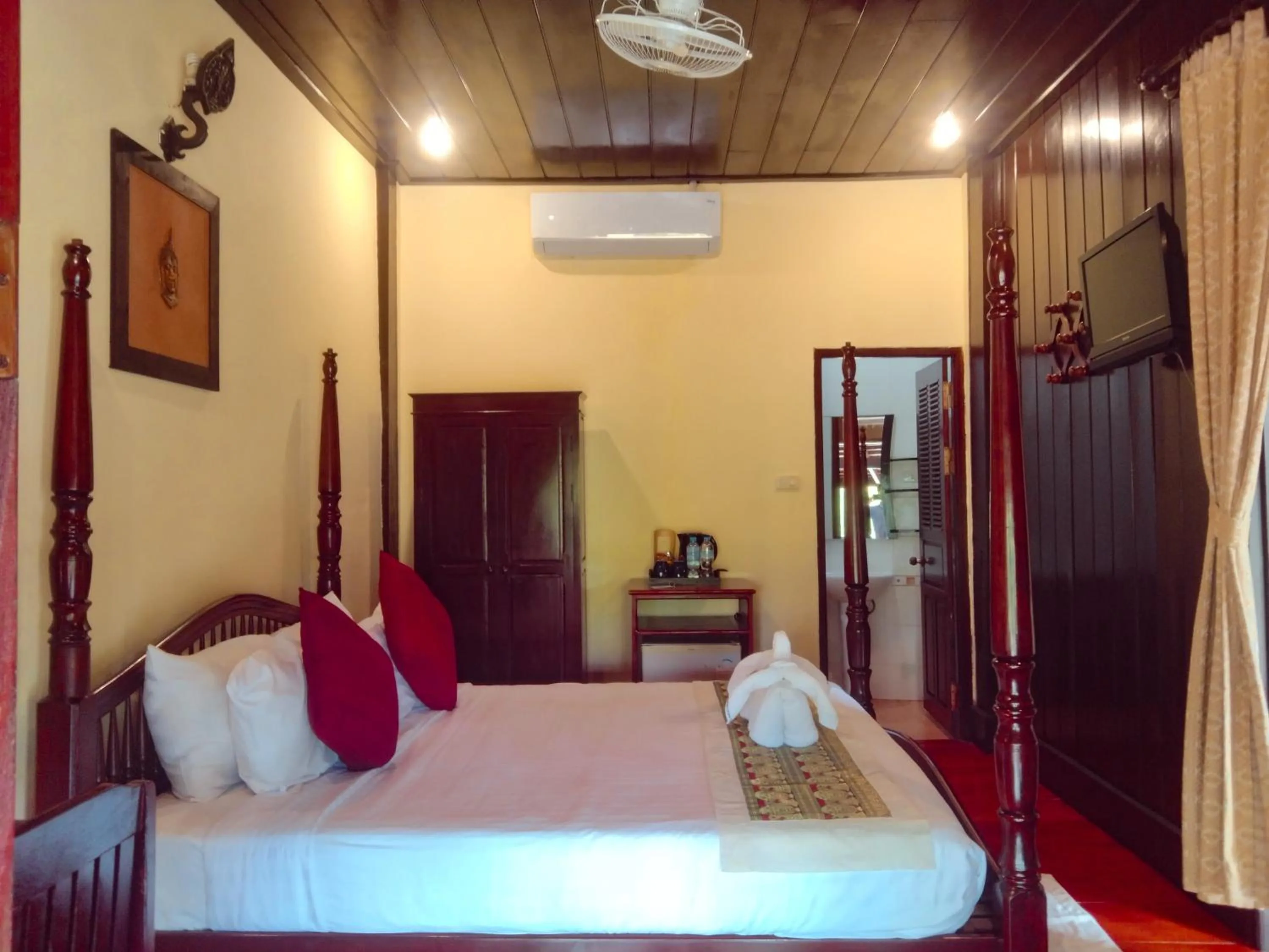 Bed in Ban Lakkham River View