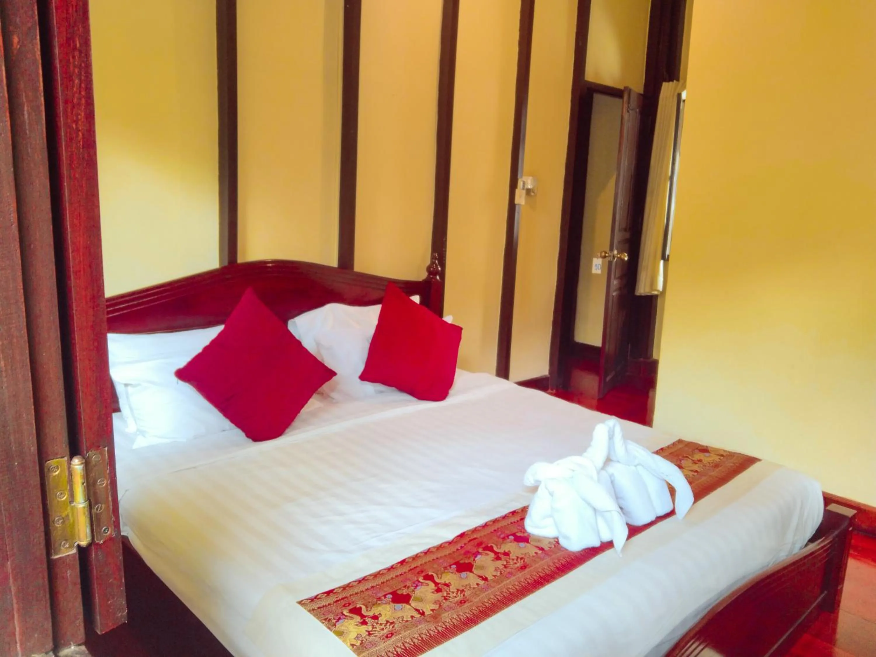 Bed in Ban Lakkham River View