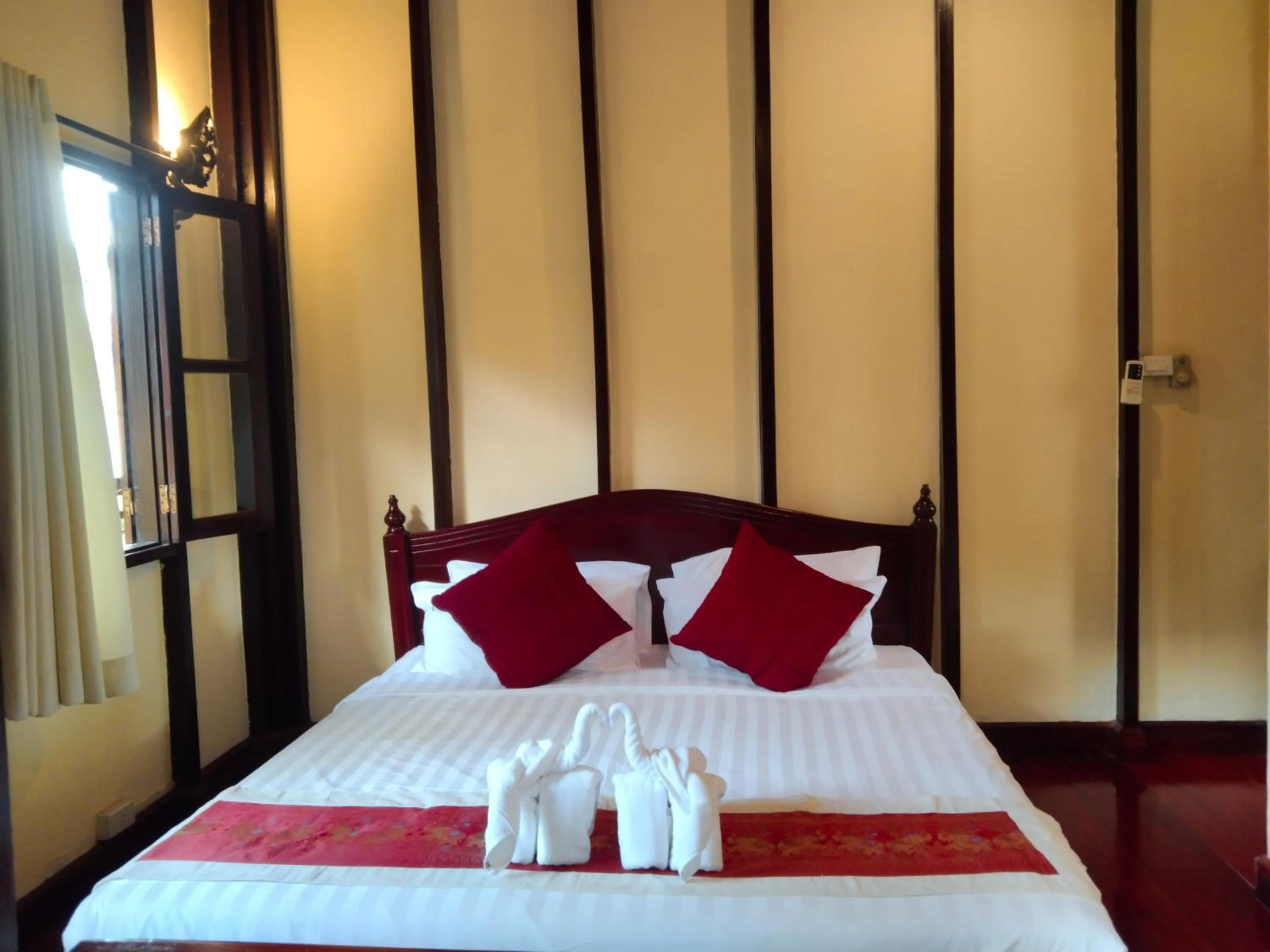 Bed in Ban Lakkham River View