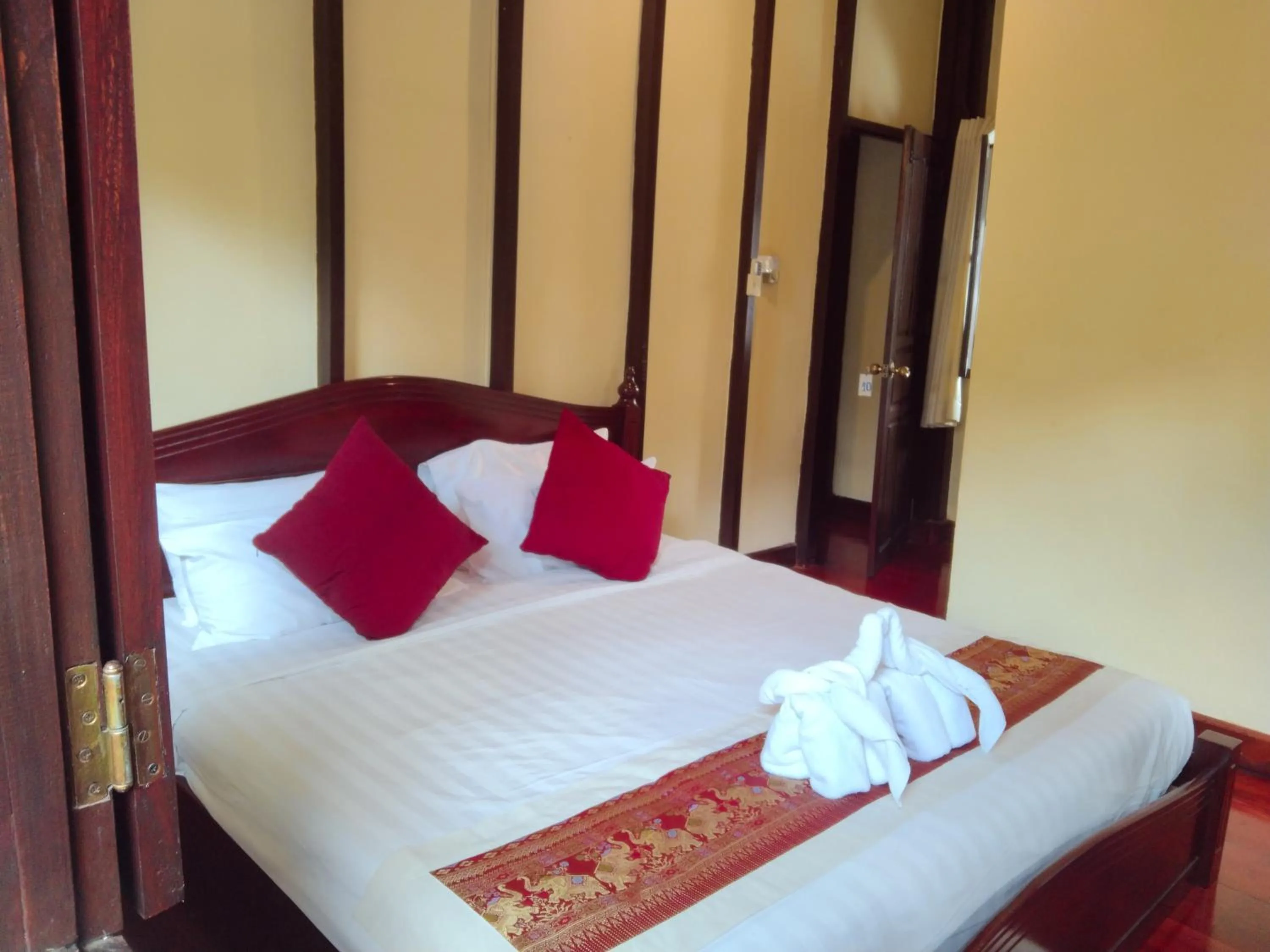 Bed in Ban Lakkham River View