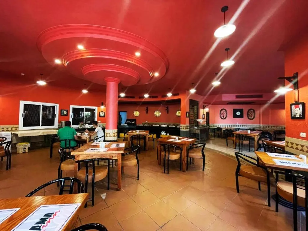 Restaurant/places to eat in Naama Inn Hotel