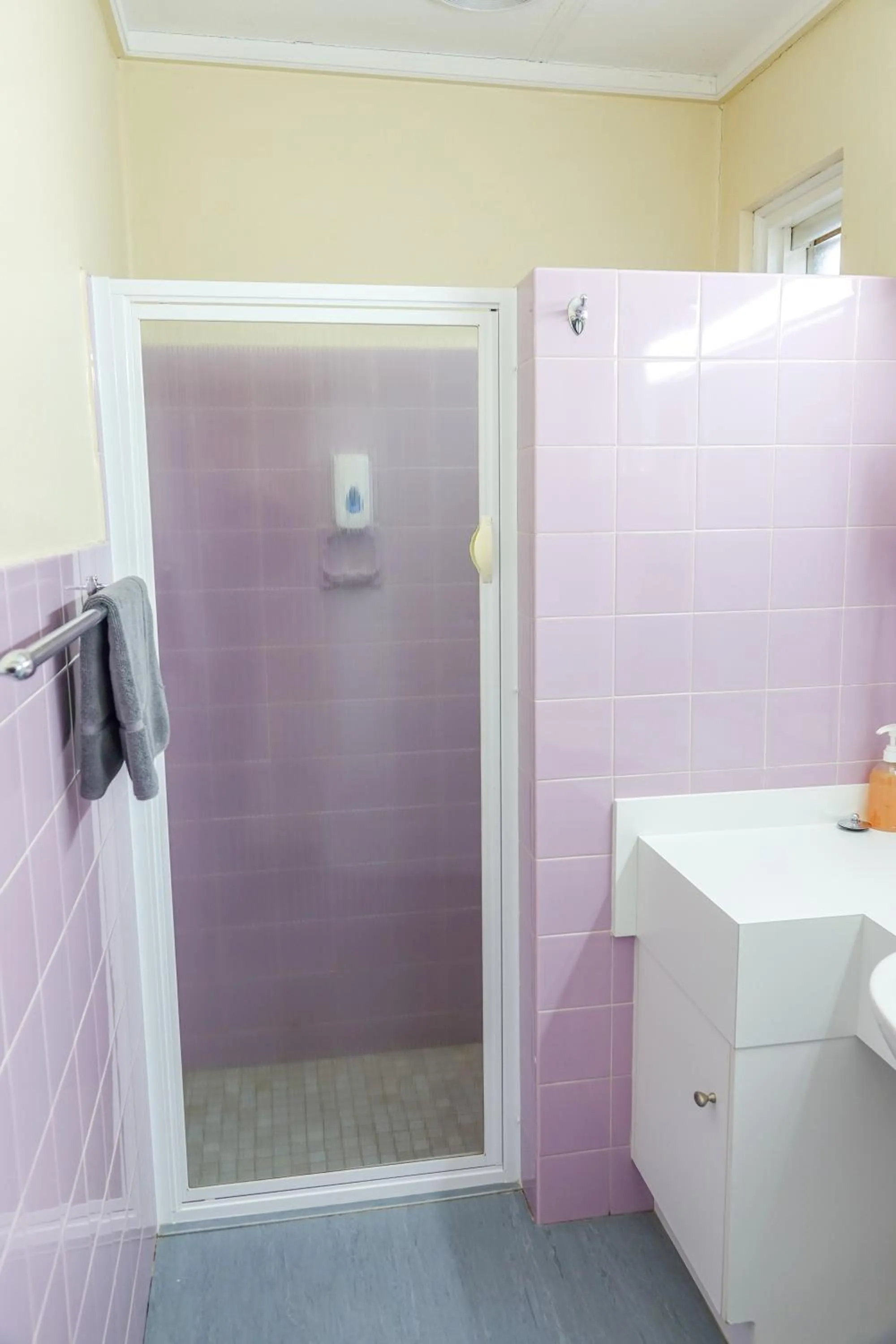 Bathroom in Bairnsdale Main Motel