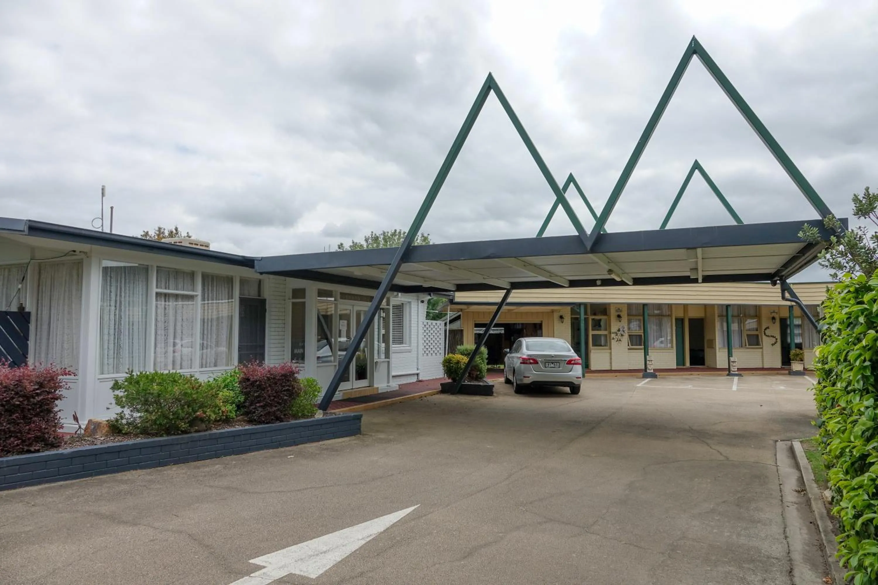 Property building in Bairnsdale Main Motel