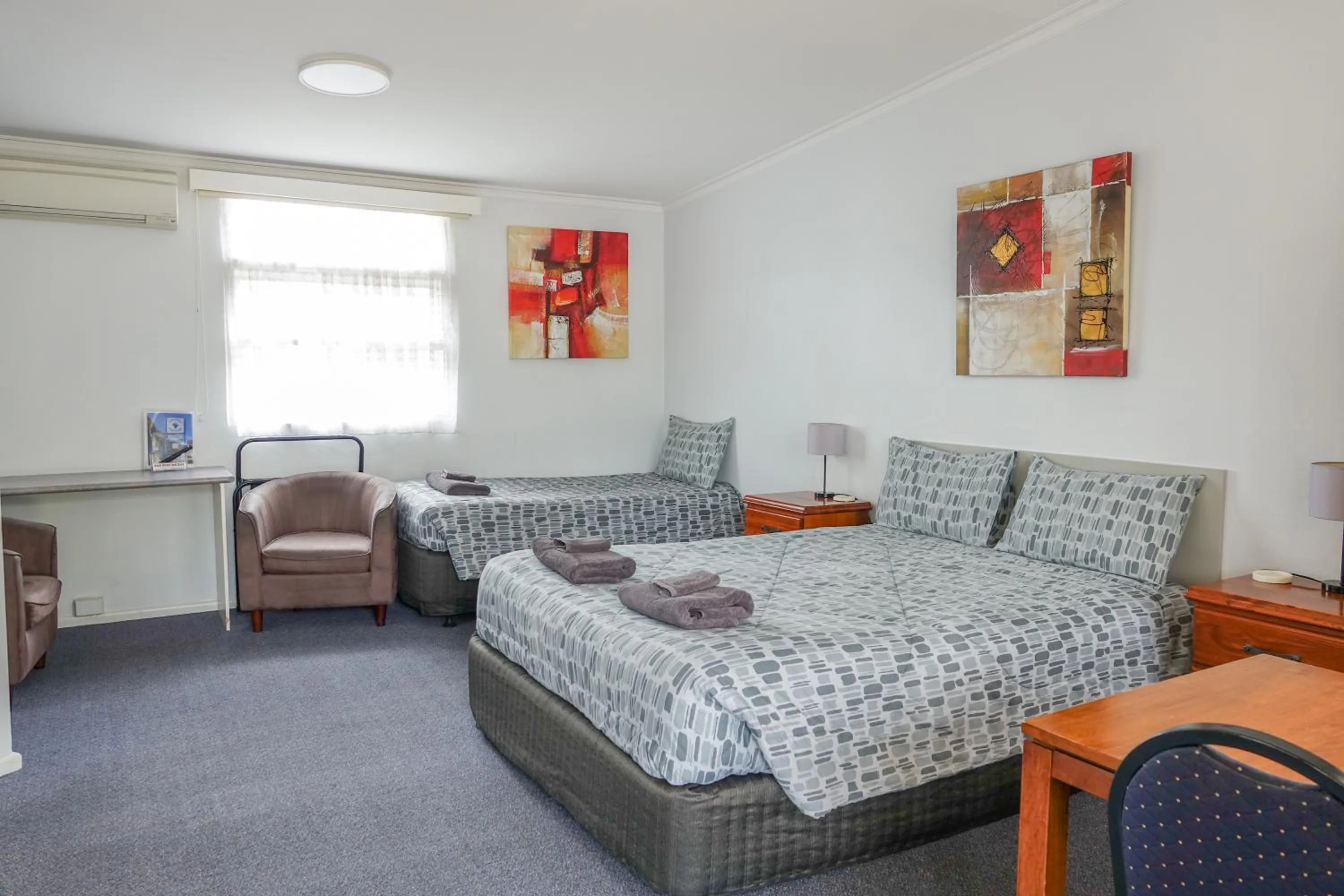 Photo of the whole room, Bed in Bairnsdale Main Motel