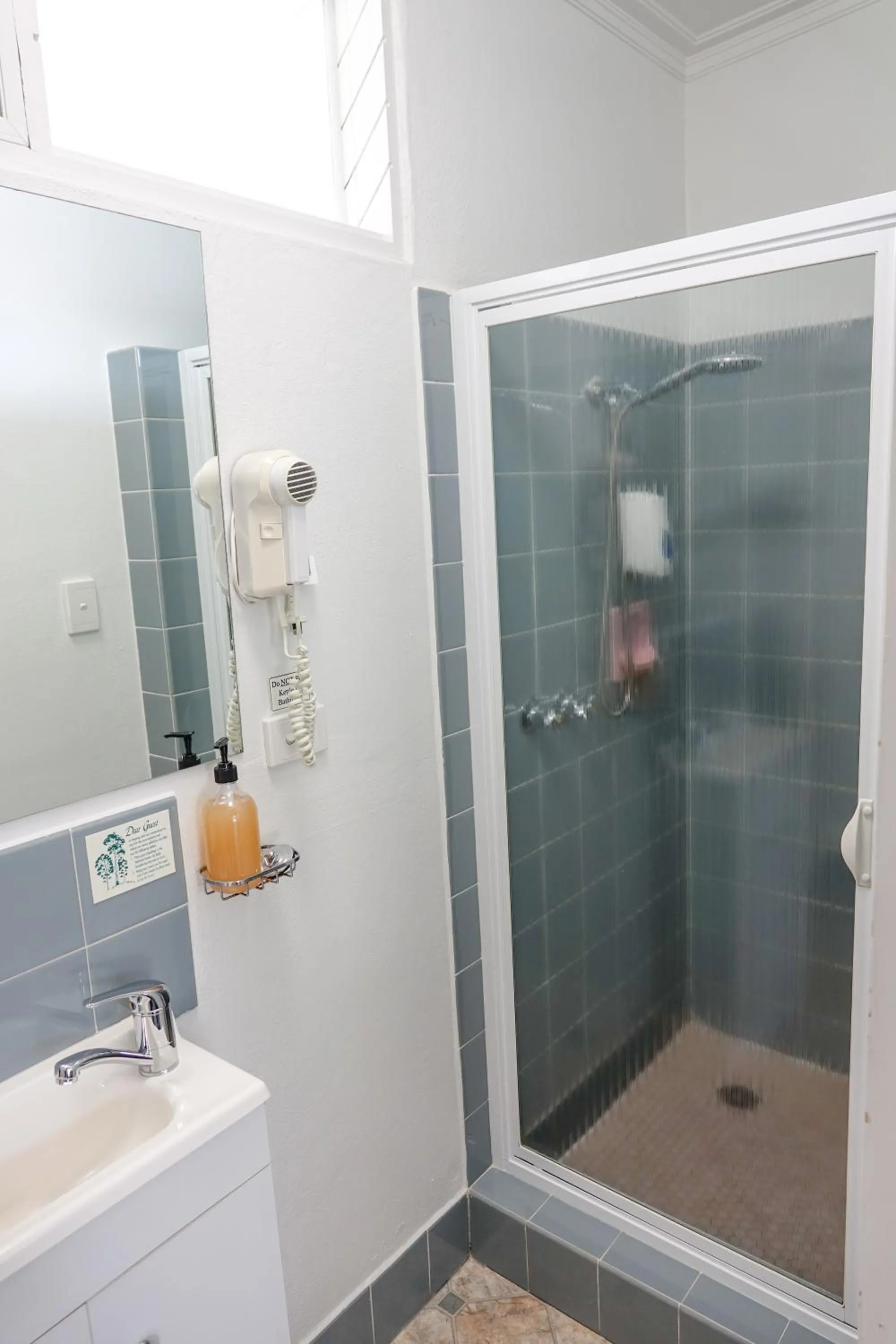 Bathroom in Bairnsdale Main Motel