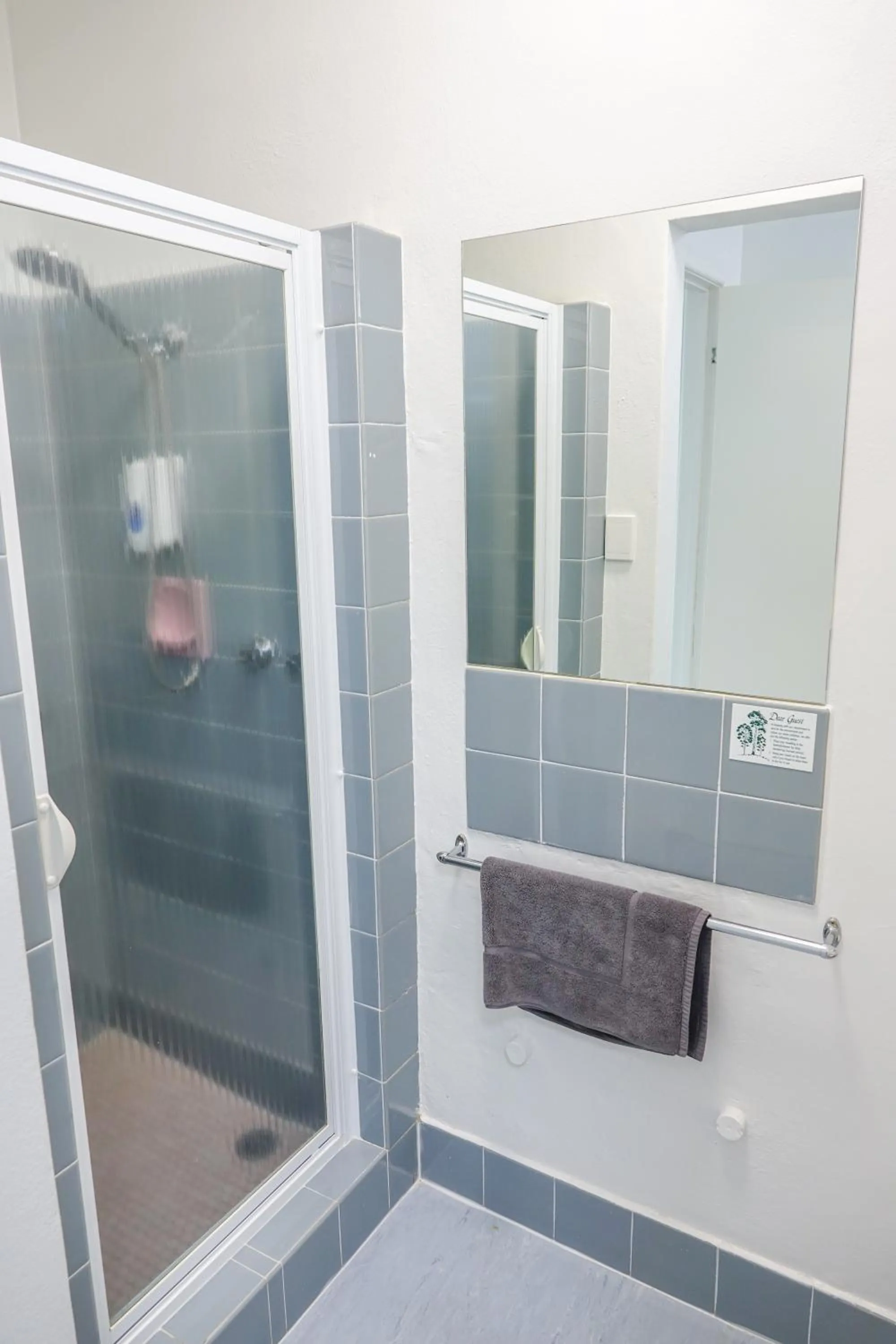 Bathroom in Bairnsdale Main Motel