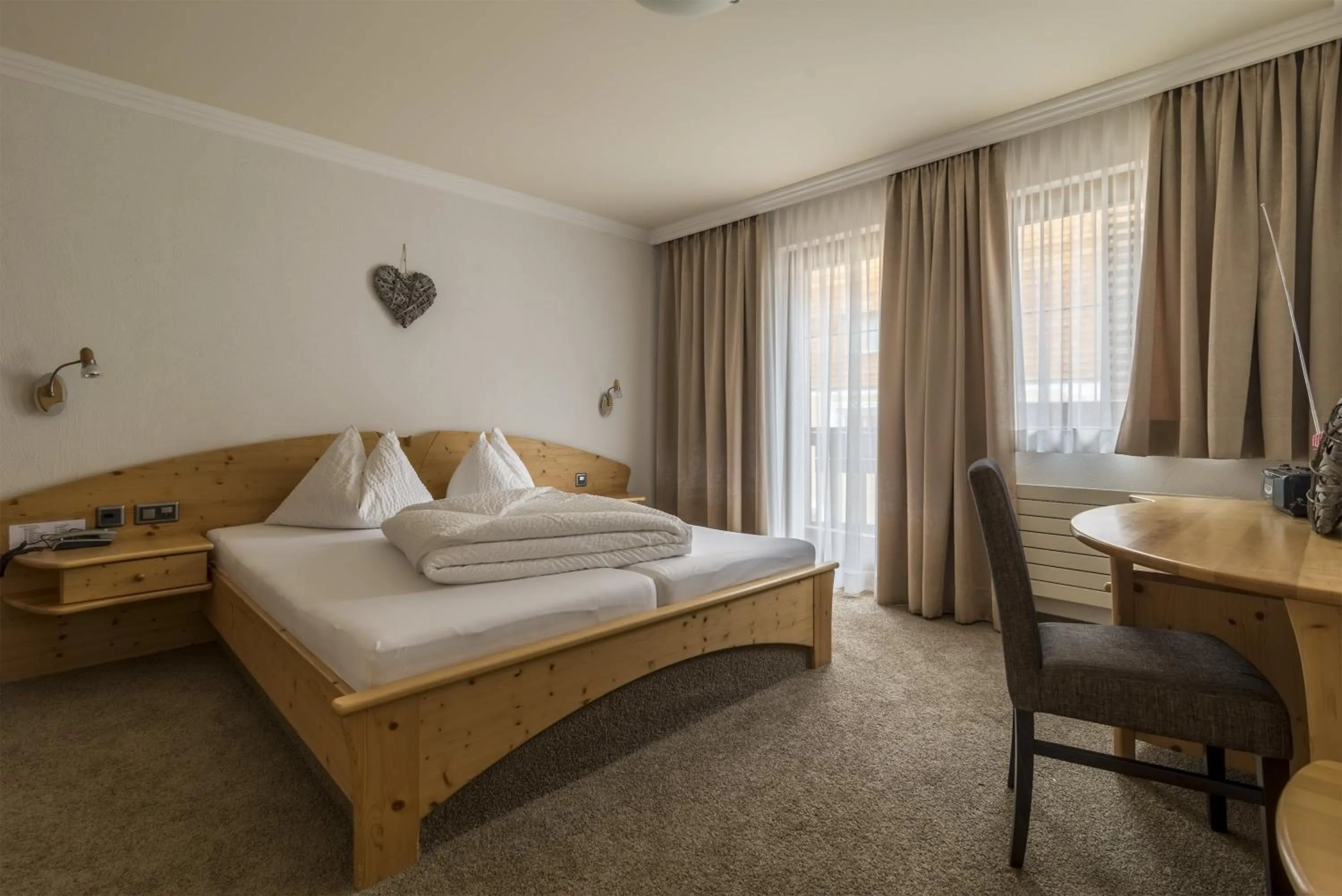 Photo of the whole room, Bed in Hotel Garni Chasa Nova
