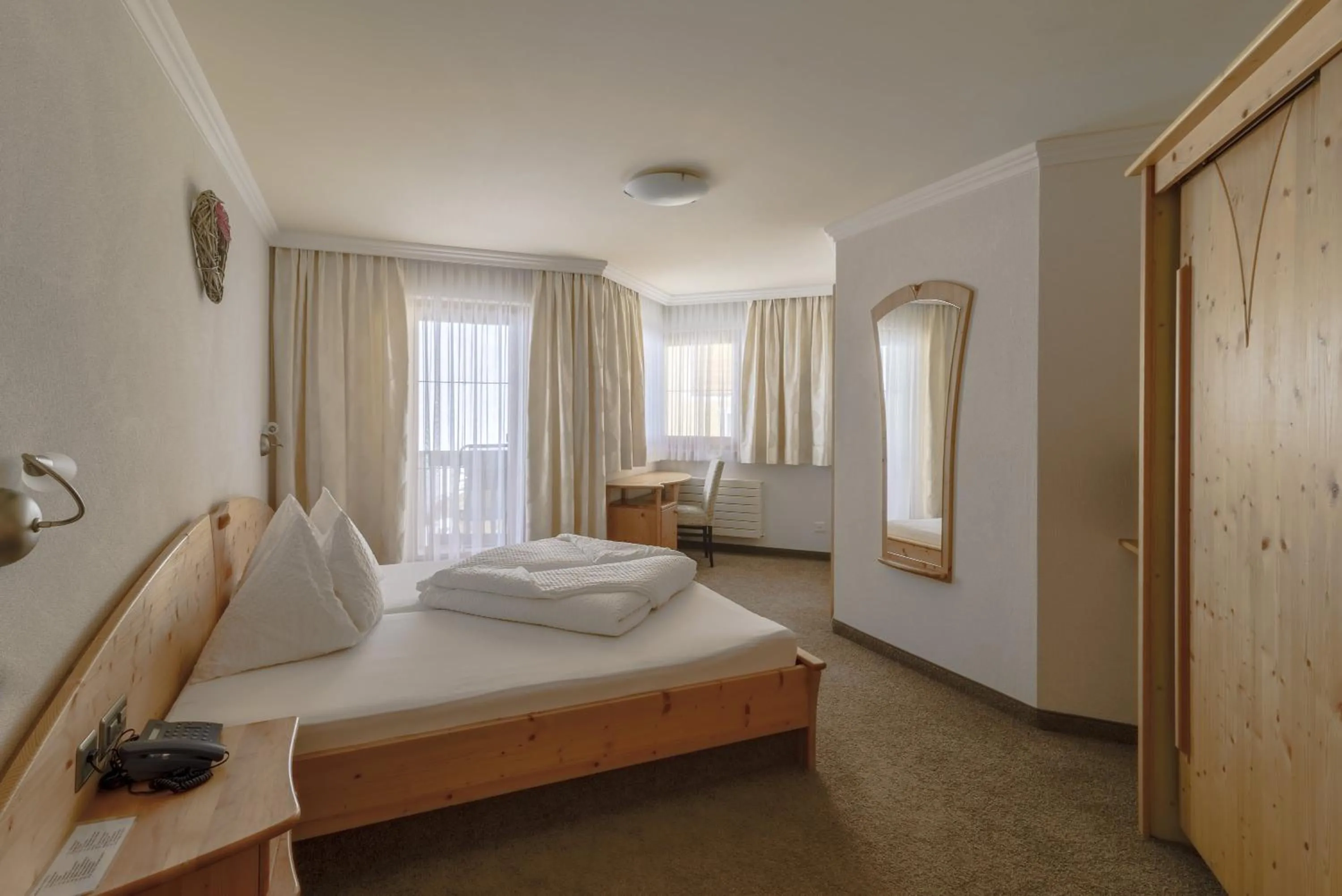 Photo of the whole room, Bed in Hotel Garni Chasa Nova