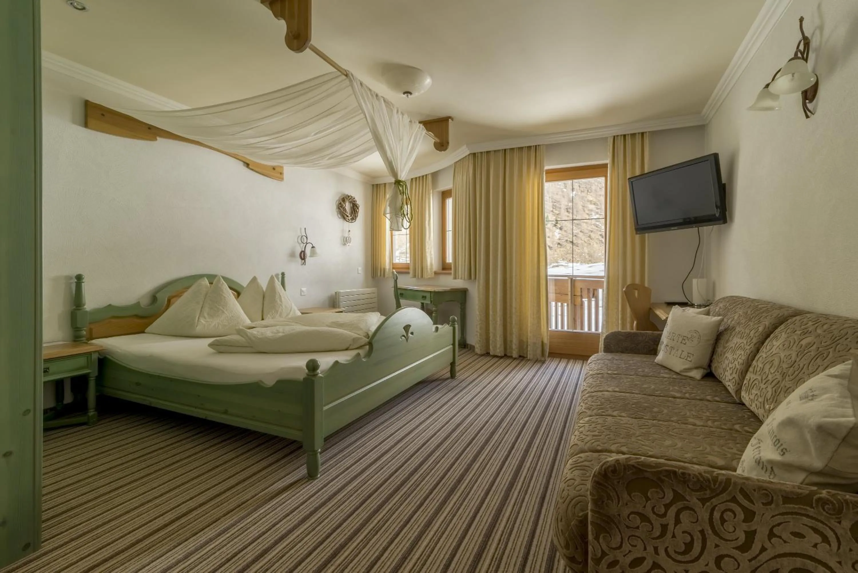 Photo of the whole room, Bed in Hotel Garni Chasa Nova