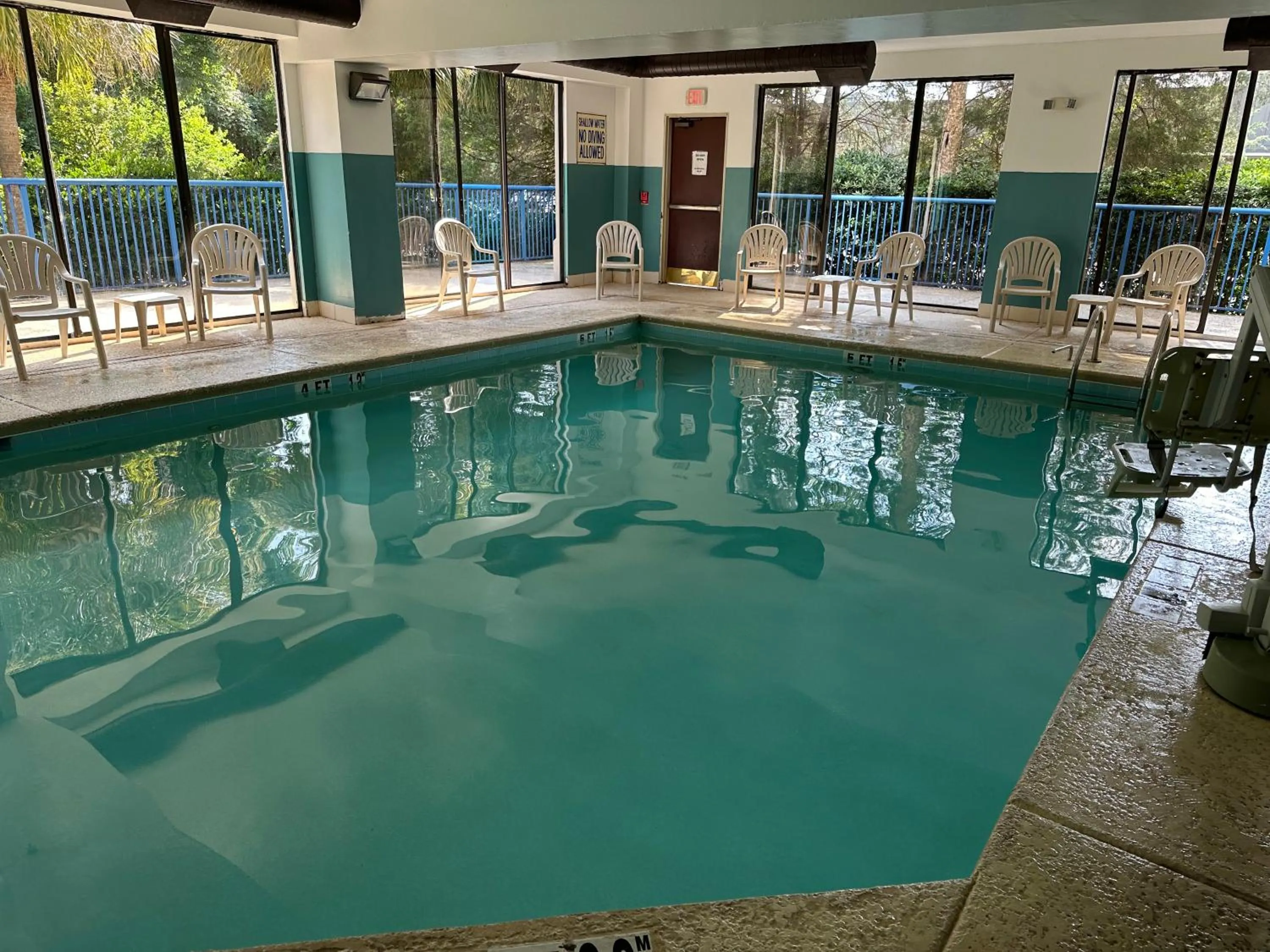 Swimming pool in Country Inn & Suites by Radisson, Murrells Inlet, SC