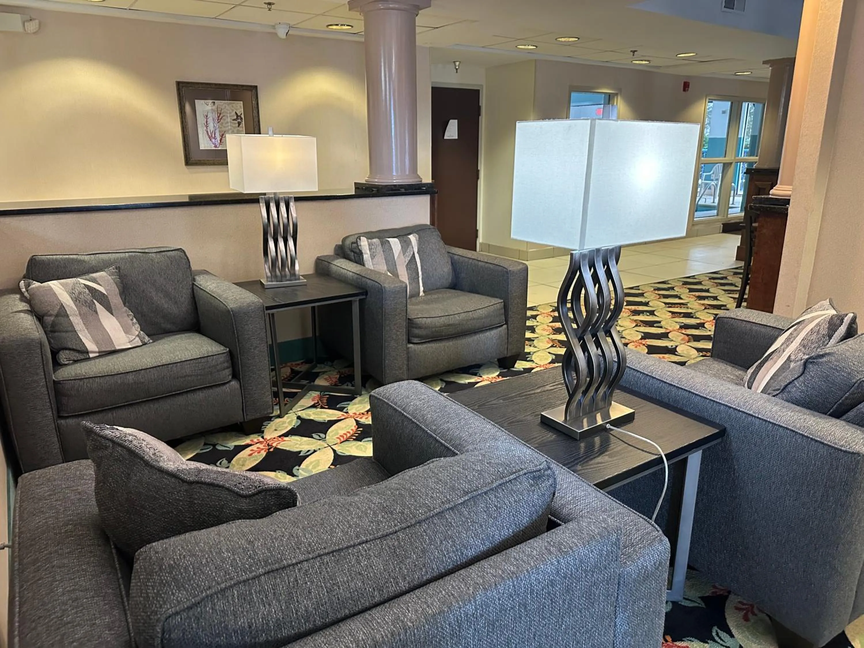 Seating area in Country Inn & Suites by Radisson, Murrells Inlet, SC