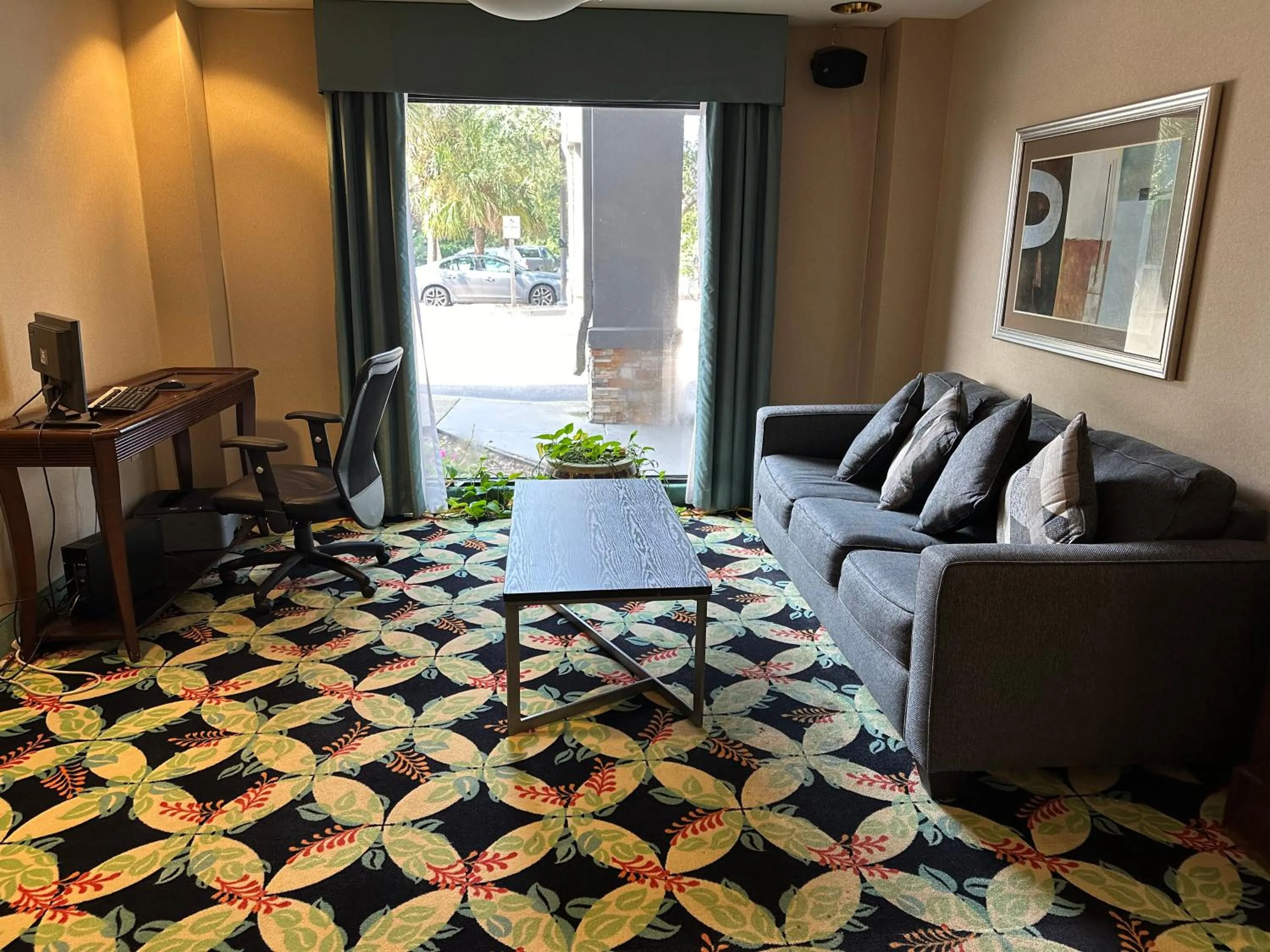 Seating area in Country Inn & Suites by Radisson, Murrells Inlet, SC