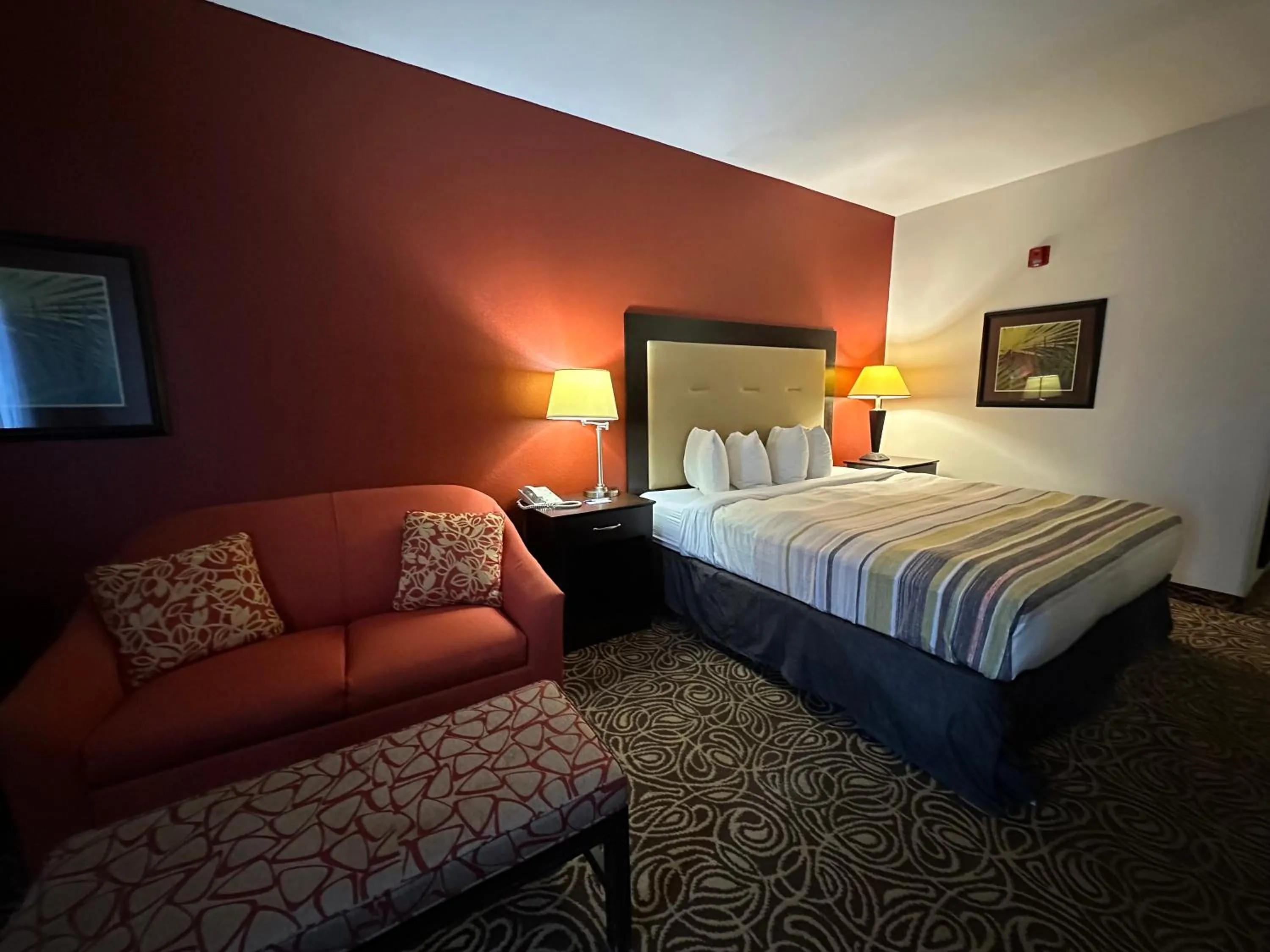 Seating area, Bed in Country Inn & Suites by Radisson, Murrells Inlet, SC