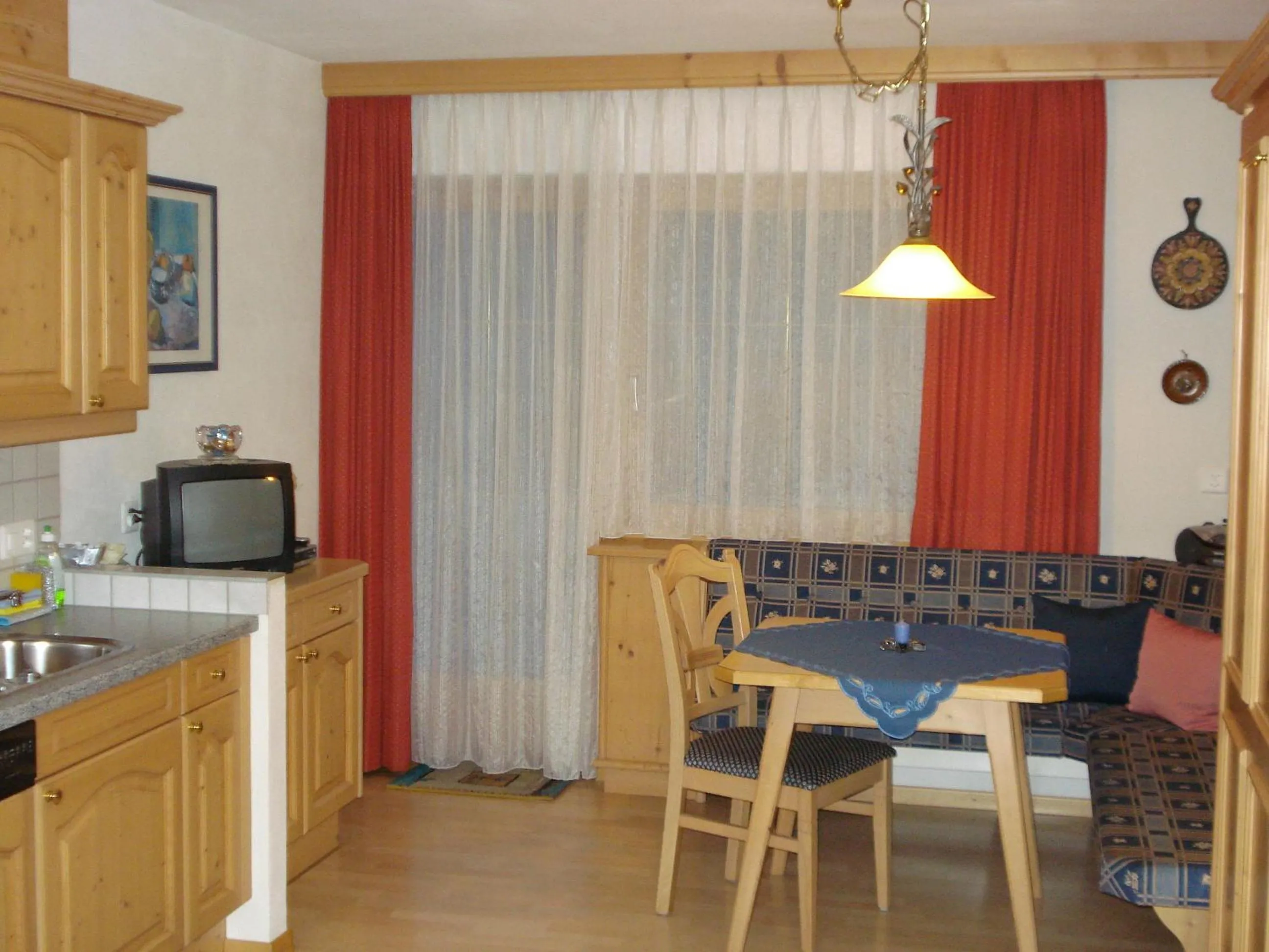 Kitchen or kitchenette in Chasa Valetta