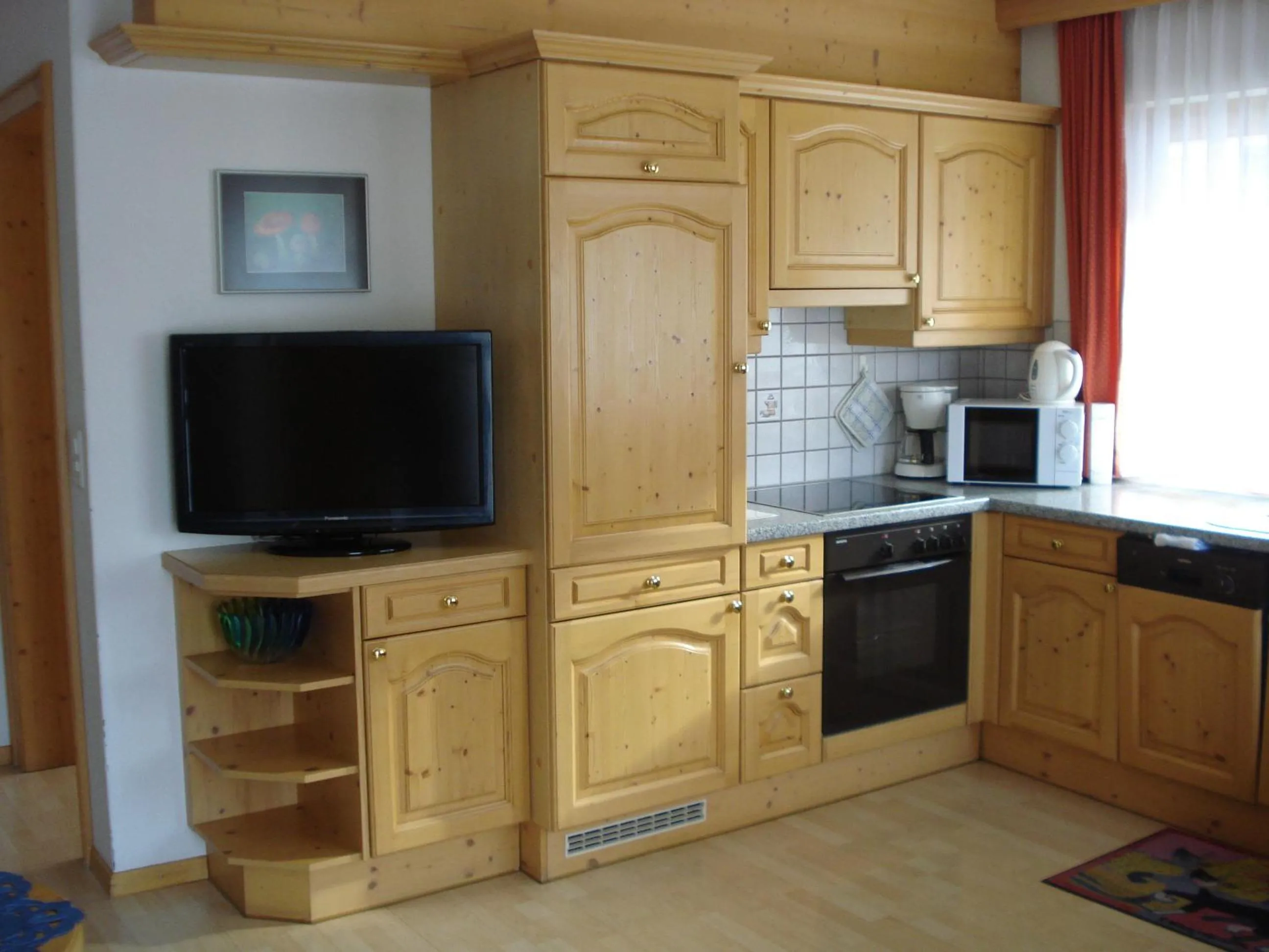 Kitchen or kitchenette in Chasa Valetta