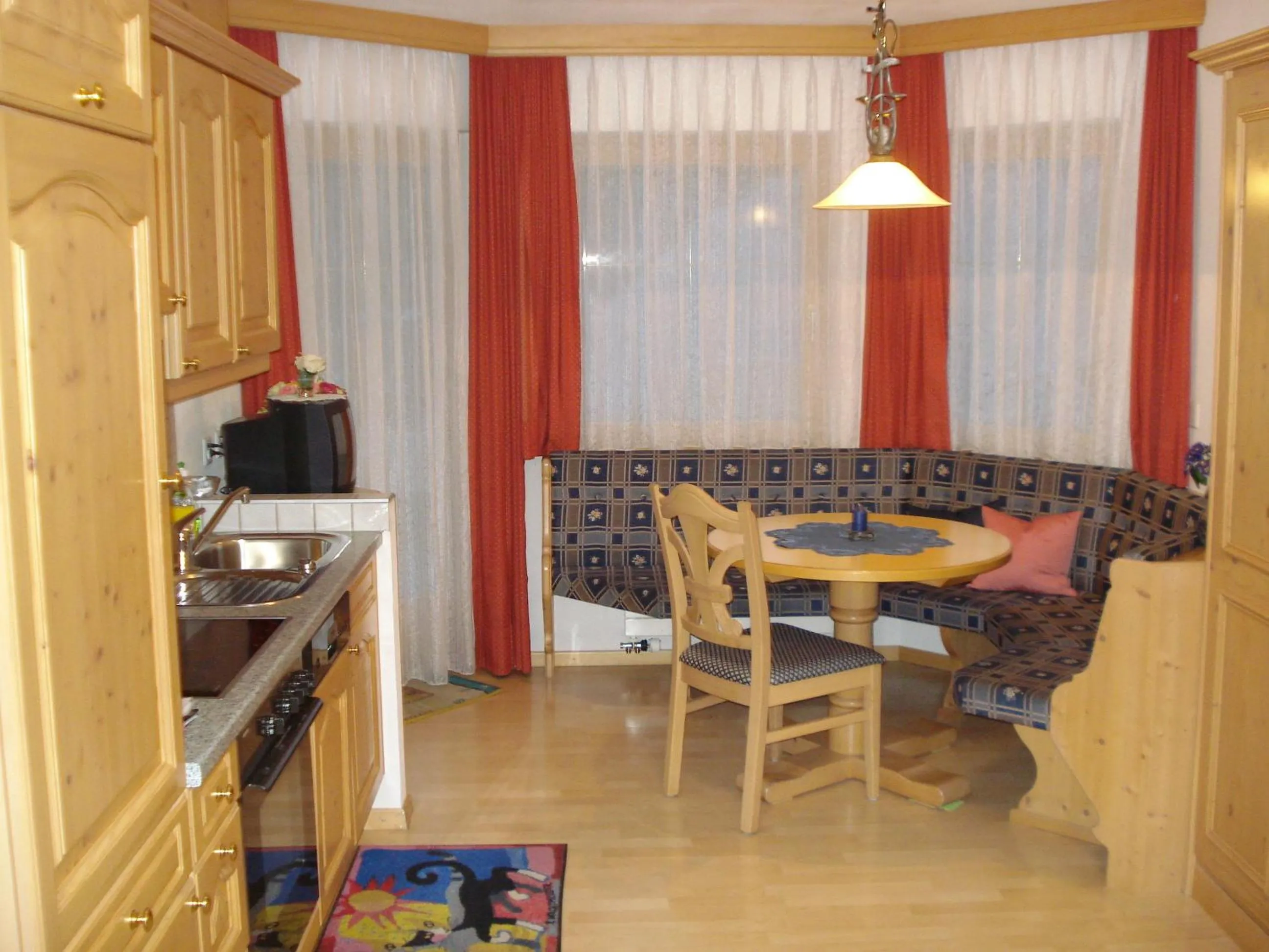 Kitchen or kitchenette in Chasa Valetta