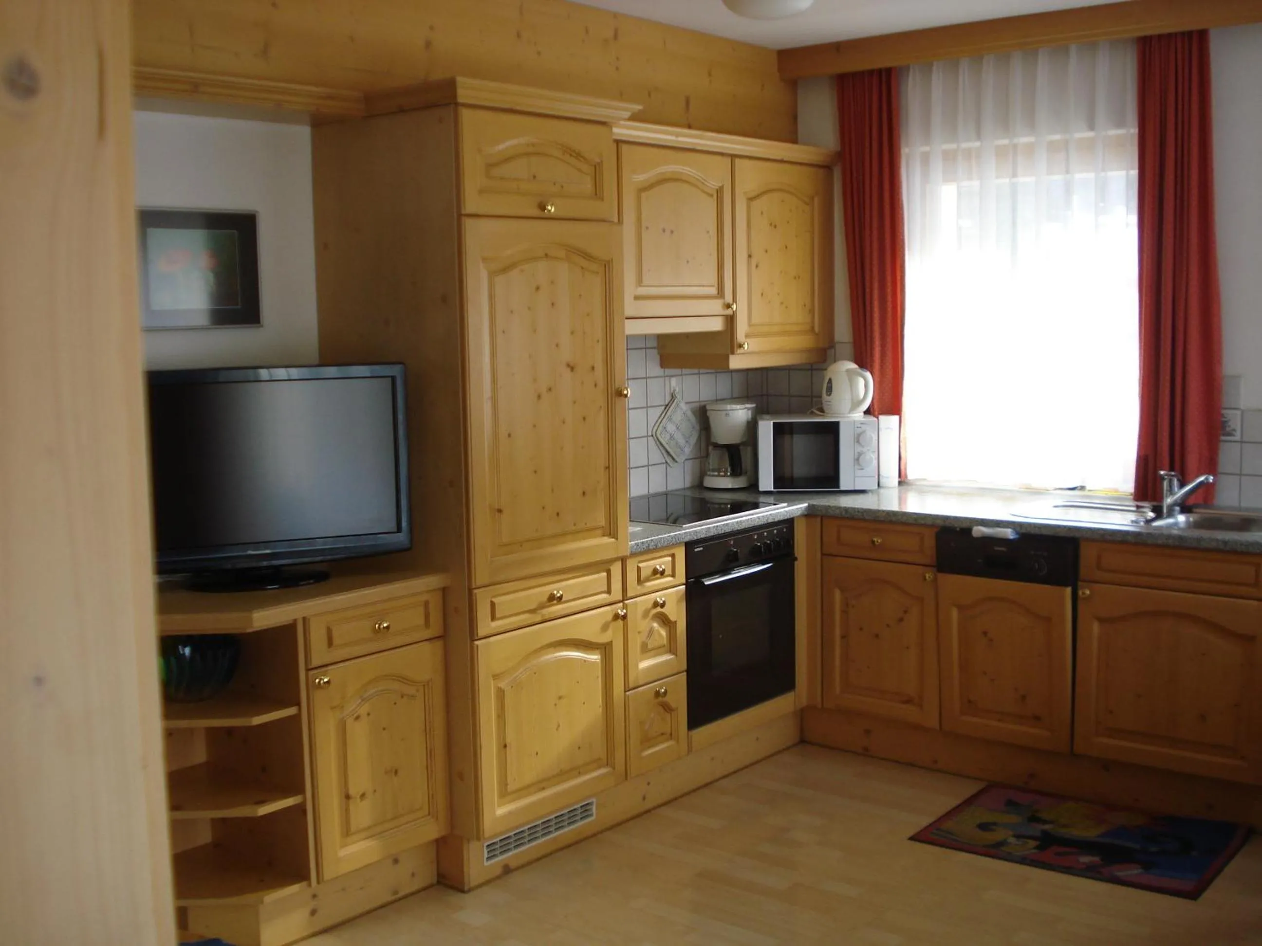 Kitchen or kitchenette in Chasa Valetta