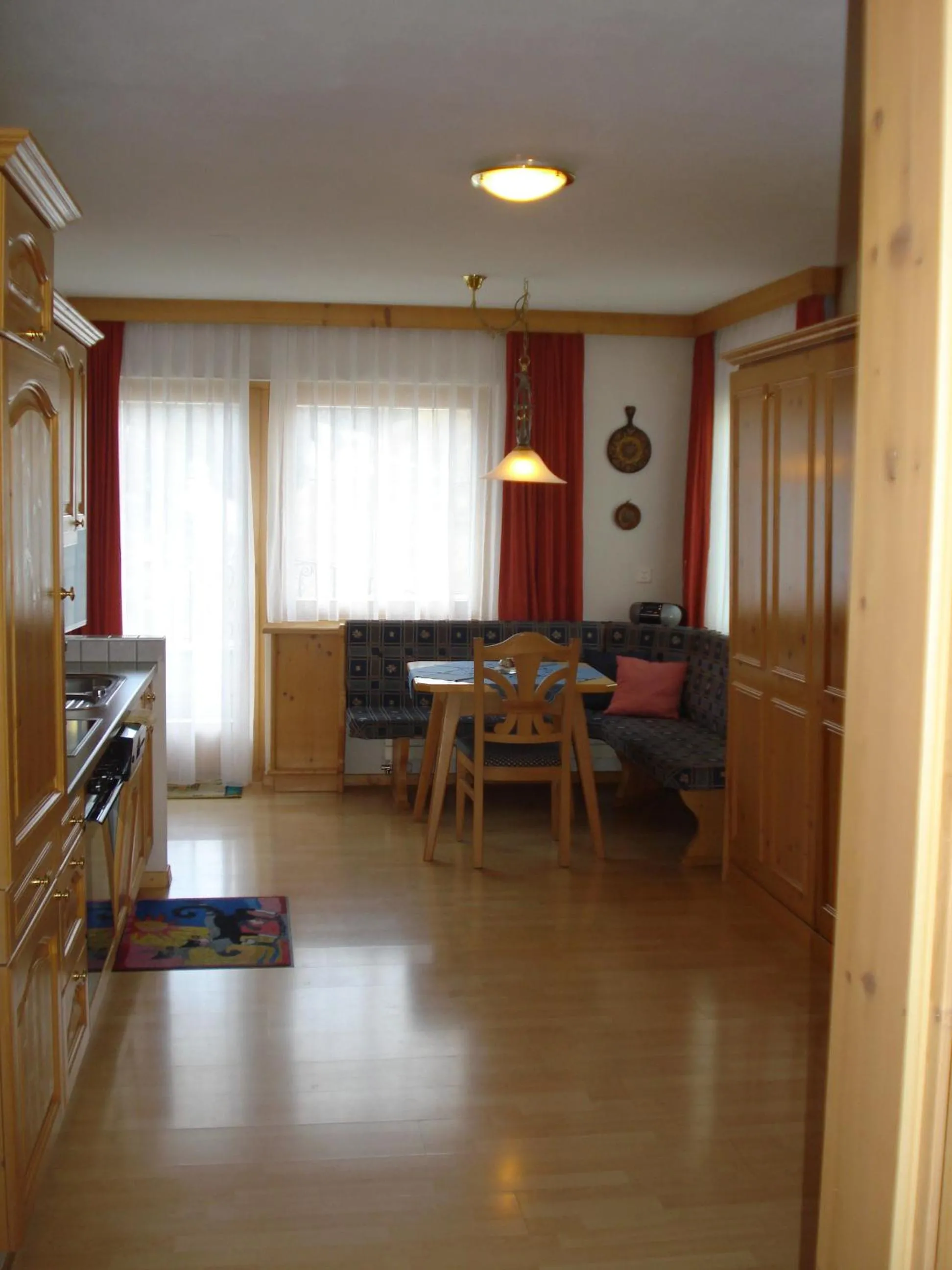 Kitchen or kitchenette in Chasa Valetta