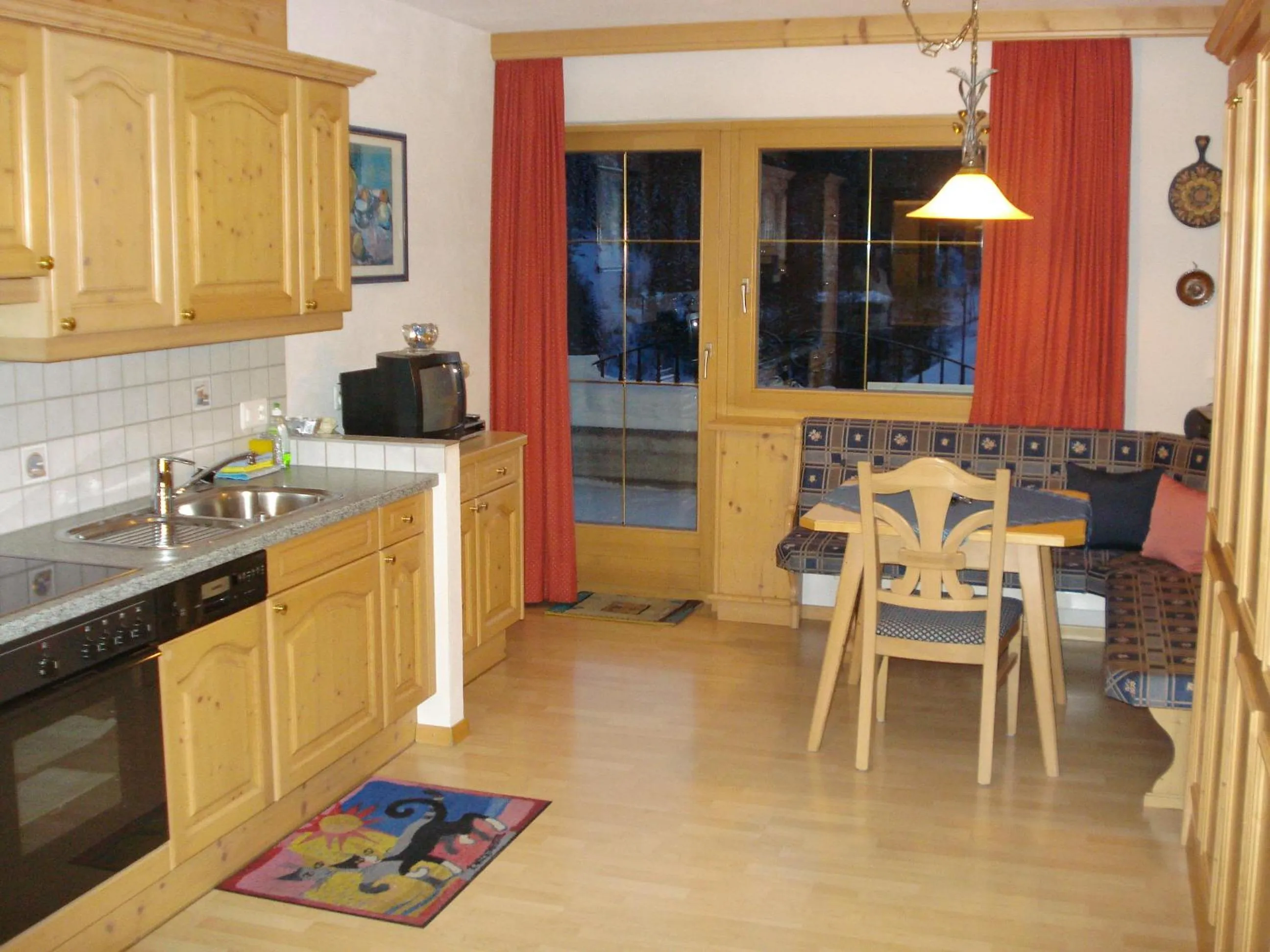 Kitchen or kitchenette in Chasa Valetta