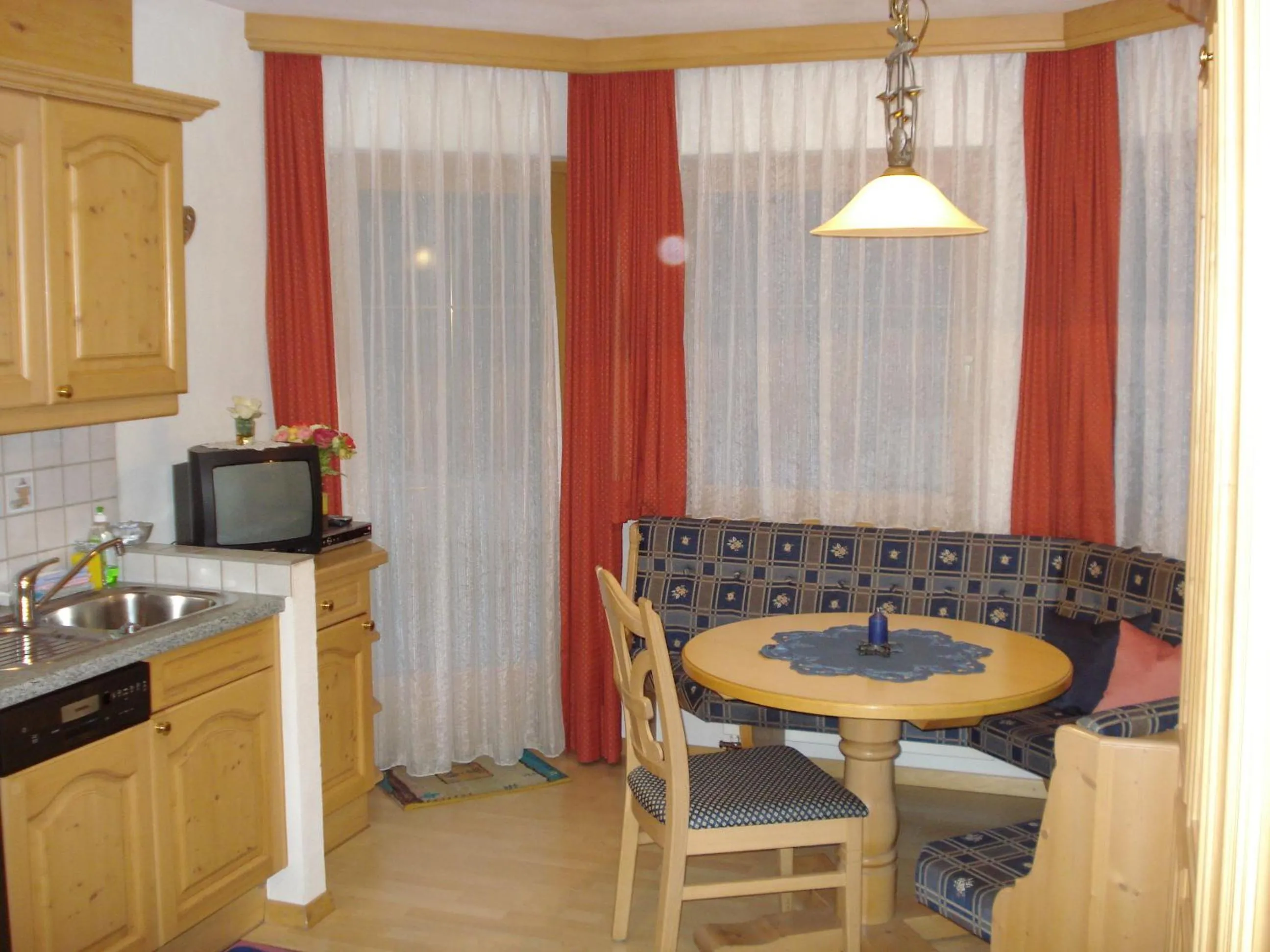 Kitchen or kitchenette in Chasa Valetta