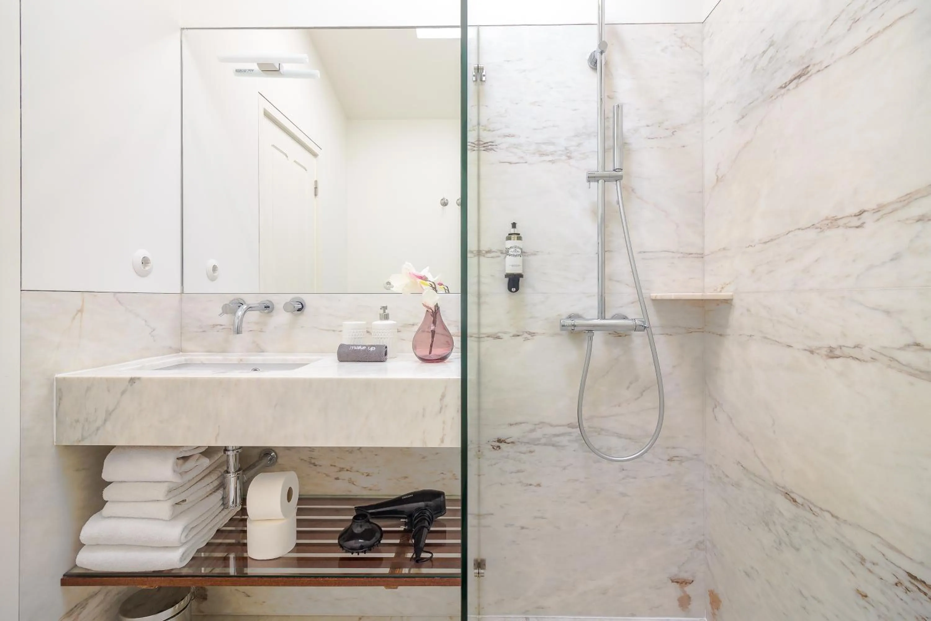 Shower in Oporto Invite Bolhao Historical Market