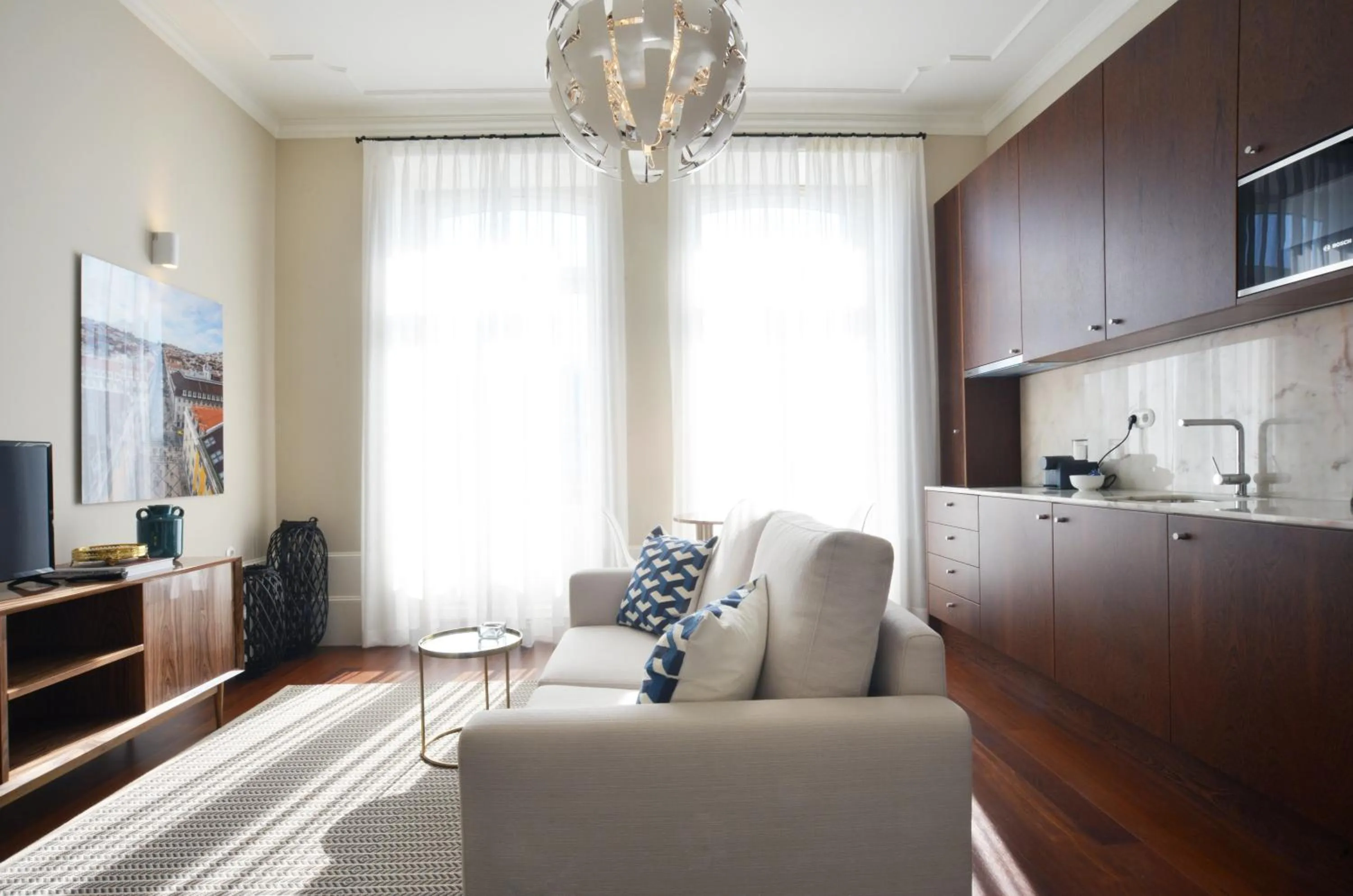 TV and multimedia in Oporto Invite Bolhao Historical Market