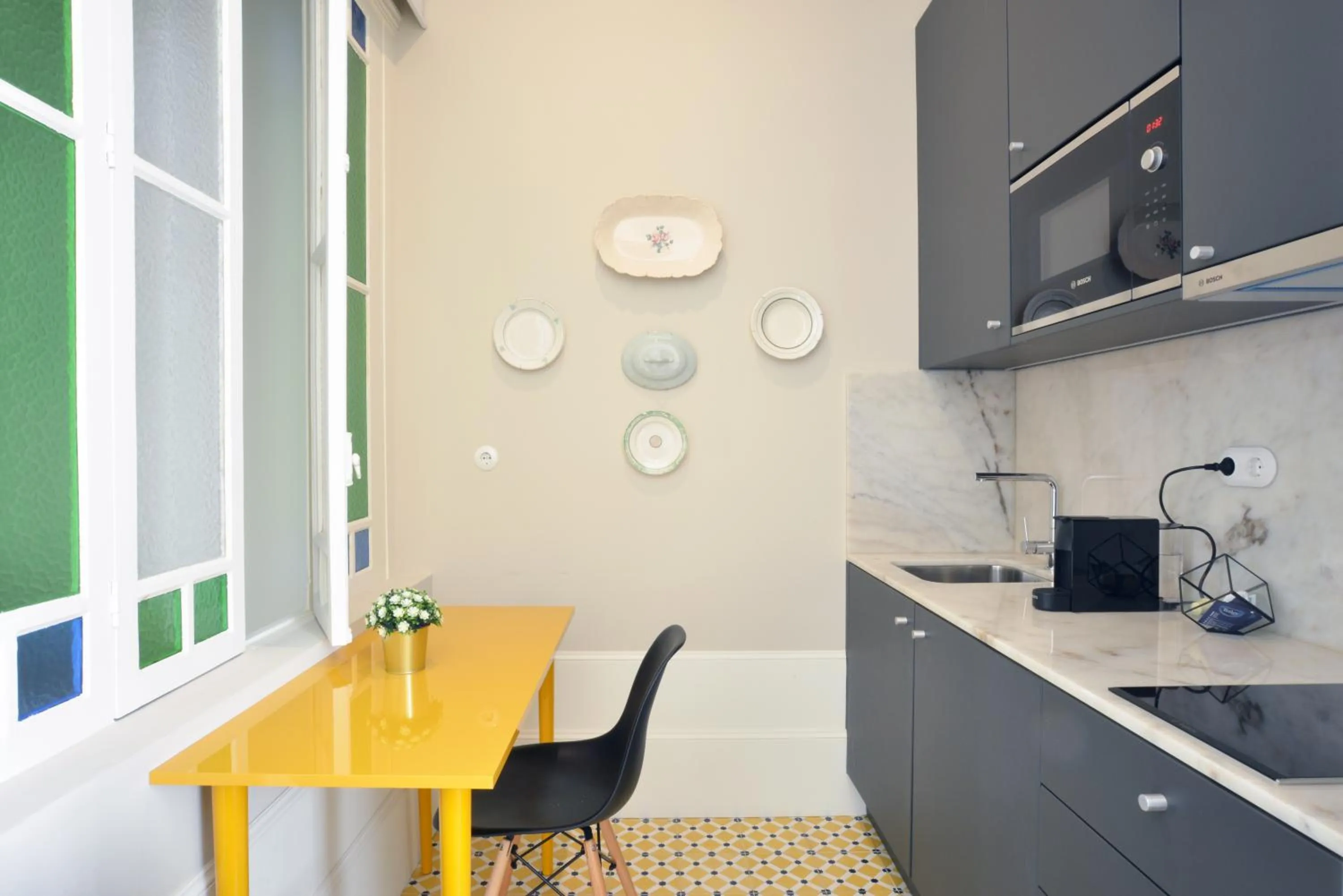 Coffee/tea facilities in Oporto Invite Bolhao Historical Market