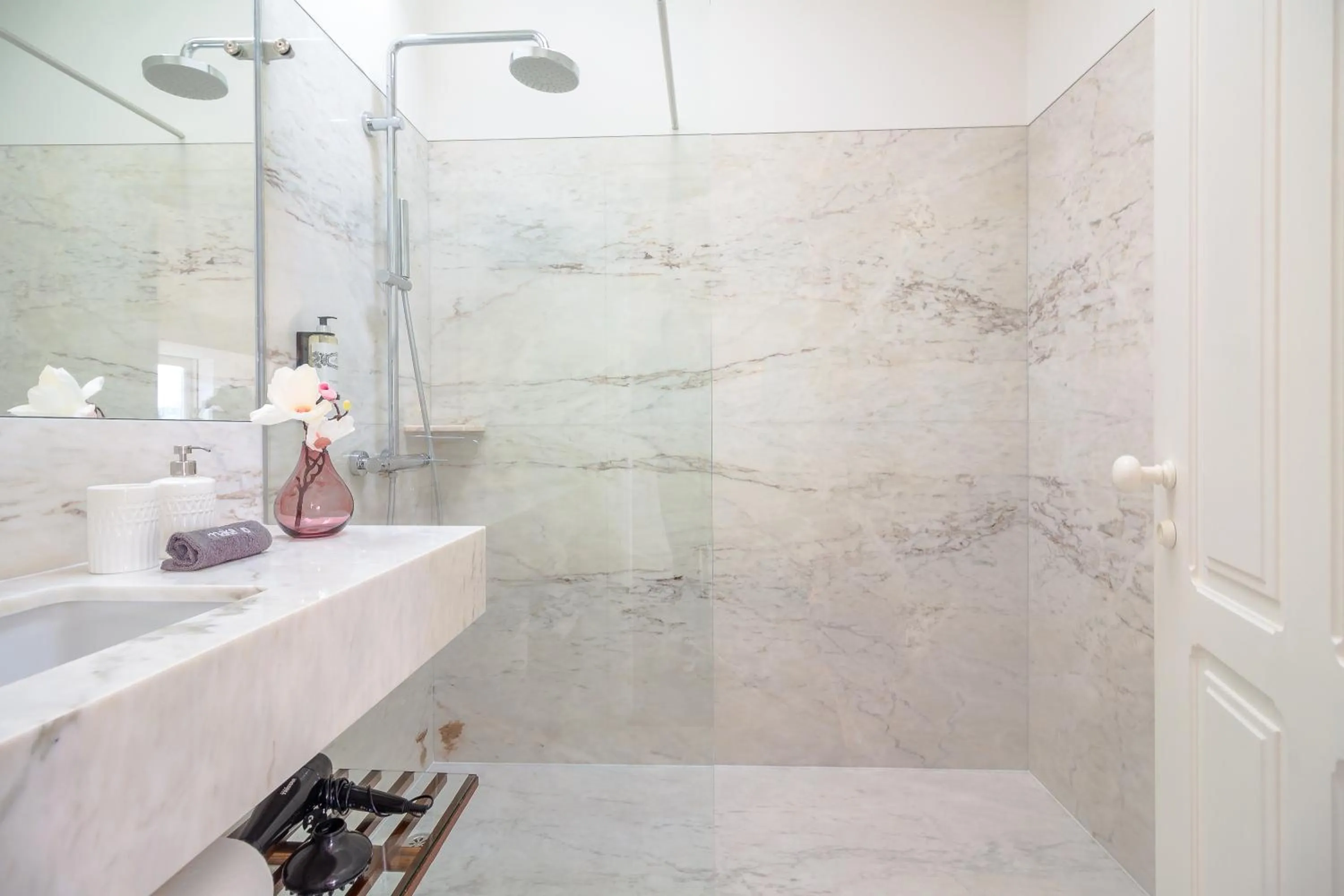 Shower in Oporto Invite Bolhao Historical Market