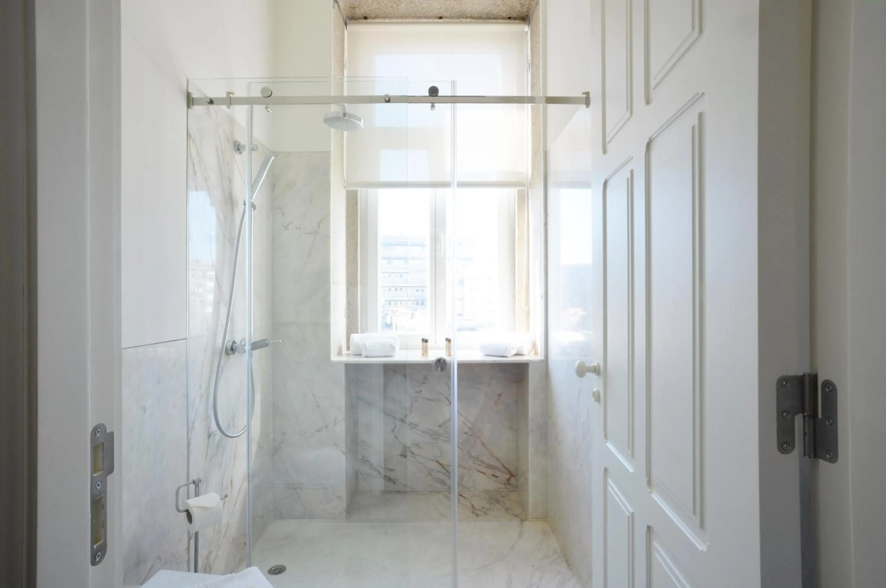 Shower in Oporto Invite Bolhao Historical Market