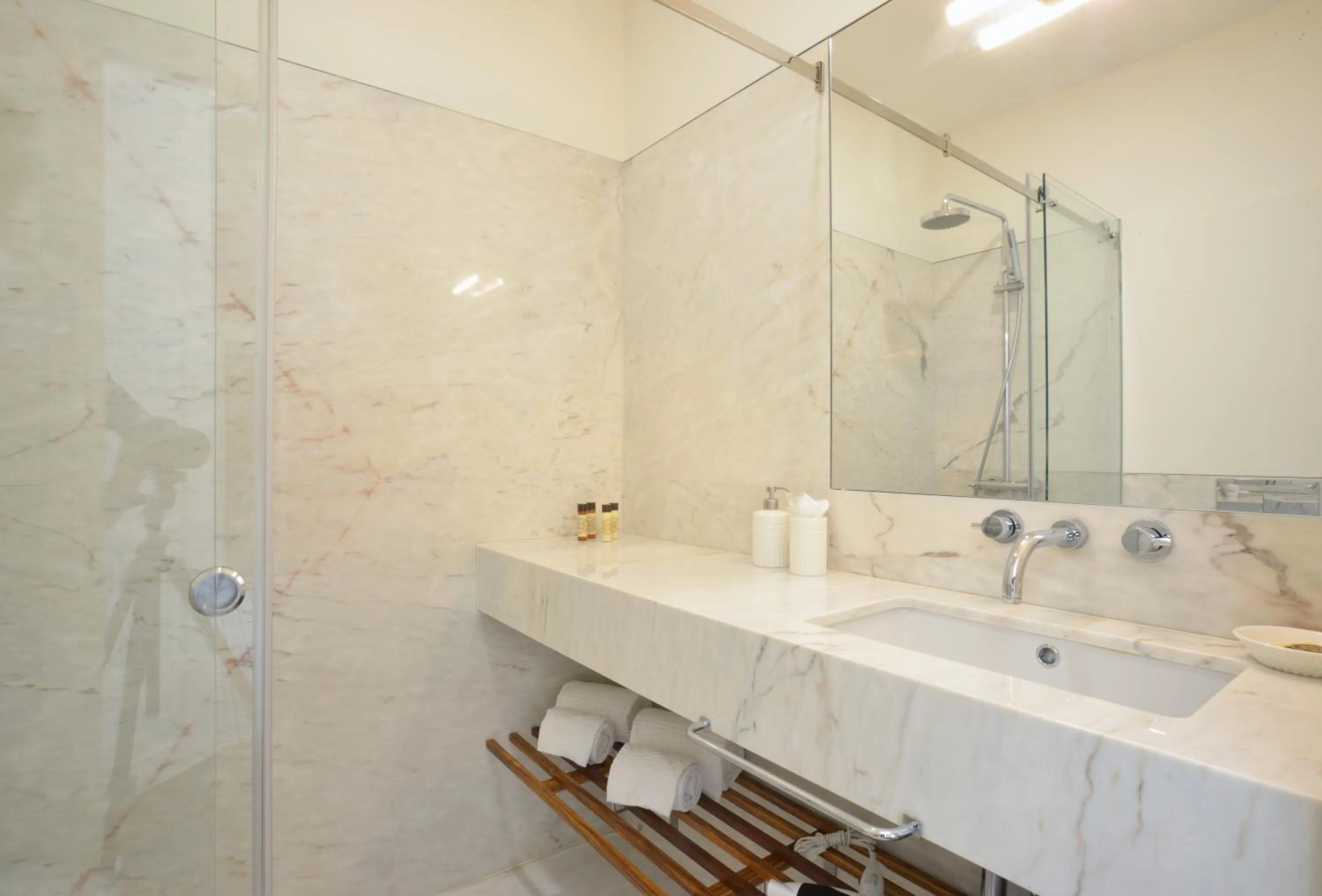 Shower in Oporto Invite Bolhao Historical Market