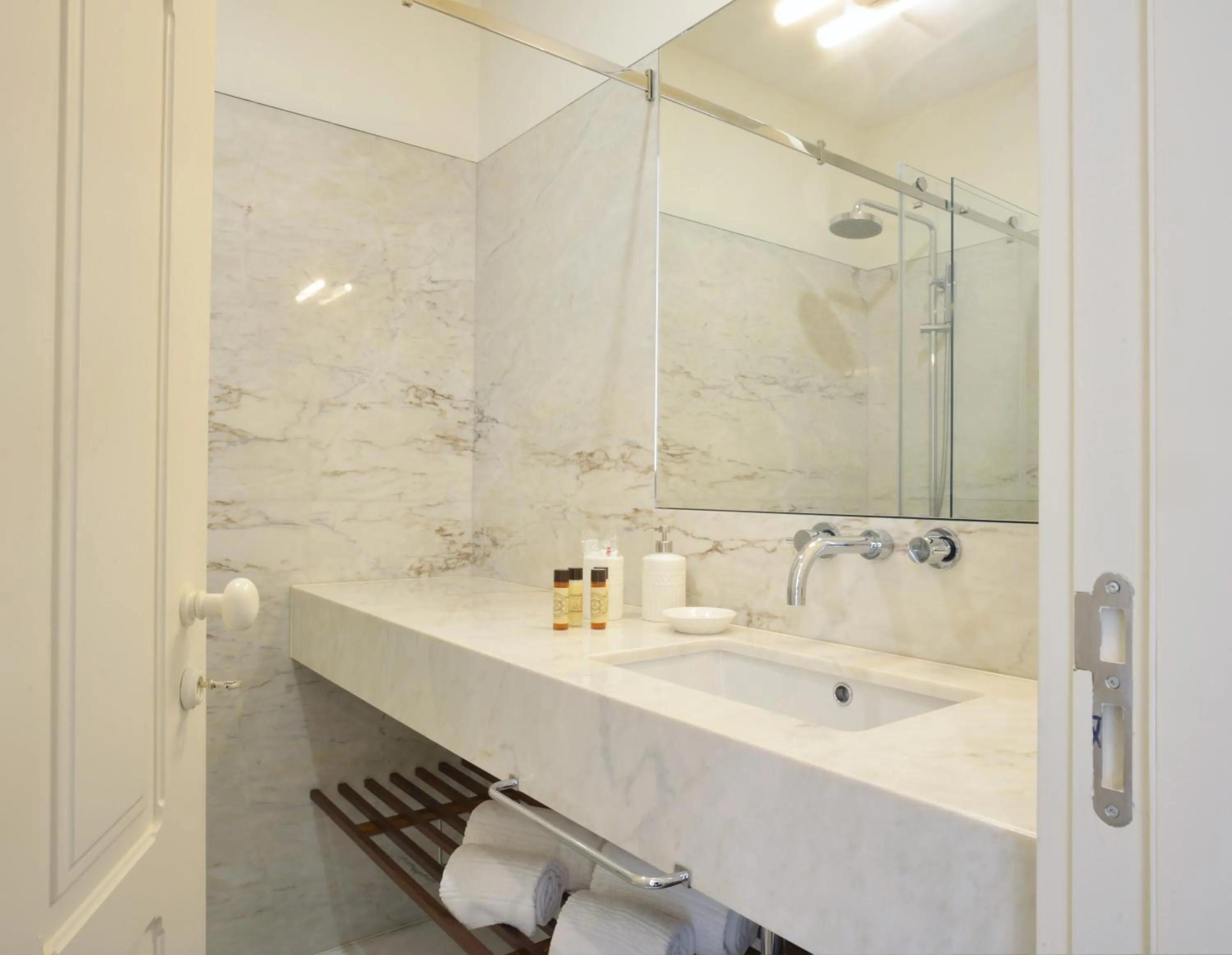 Shower in Oporto Invite Bolhao Historical Market