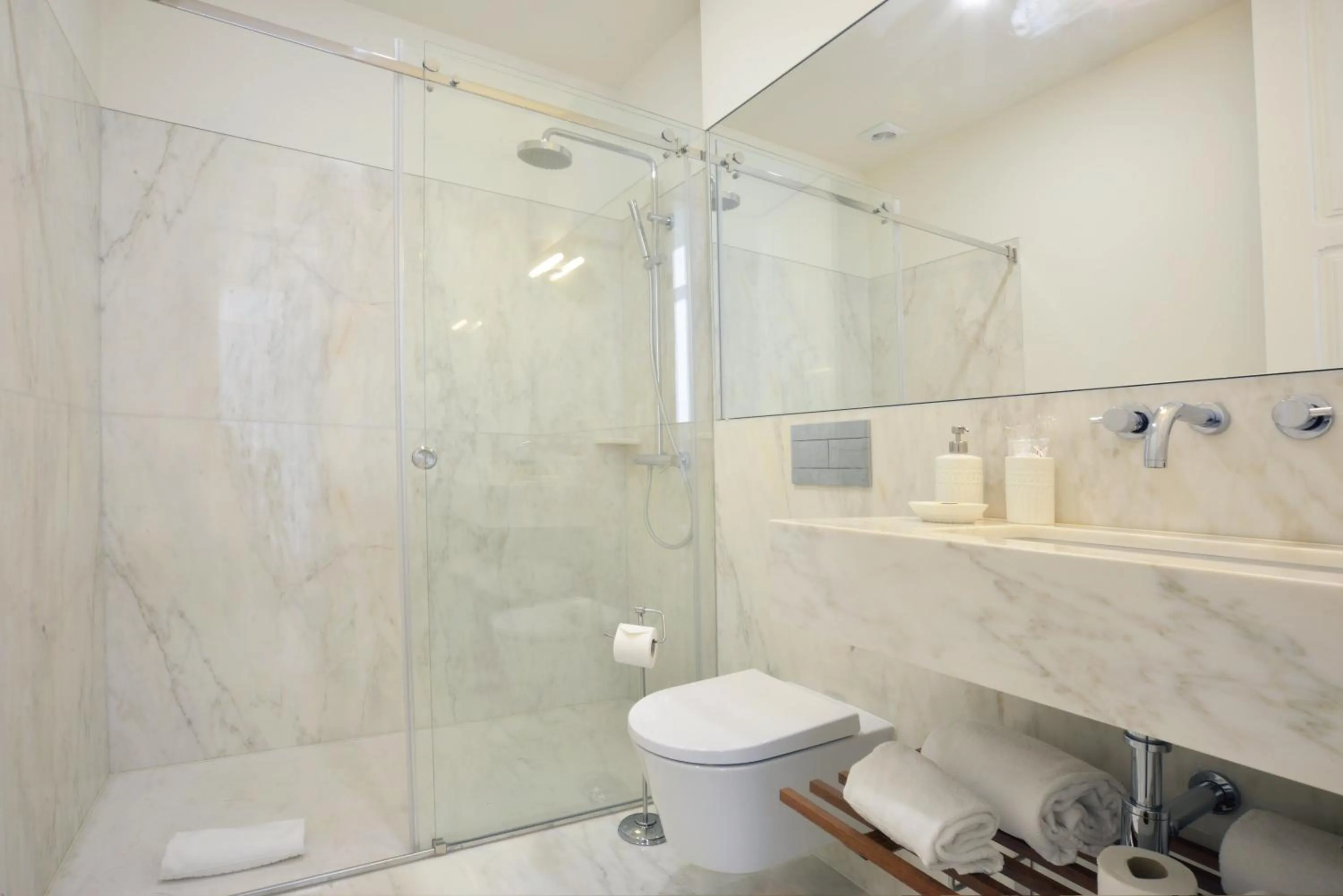 Shower in Oporto Invite Bolhao Historical Market