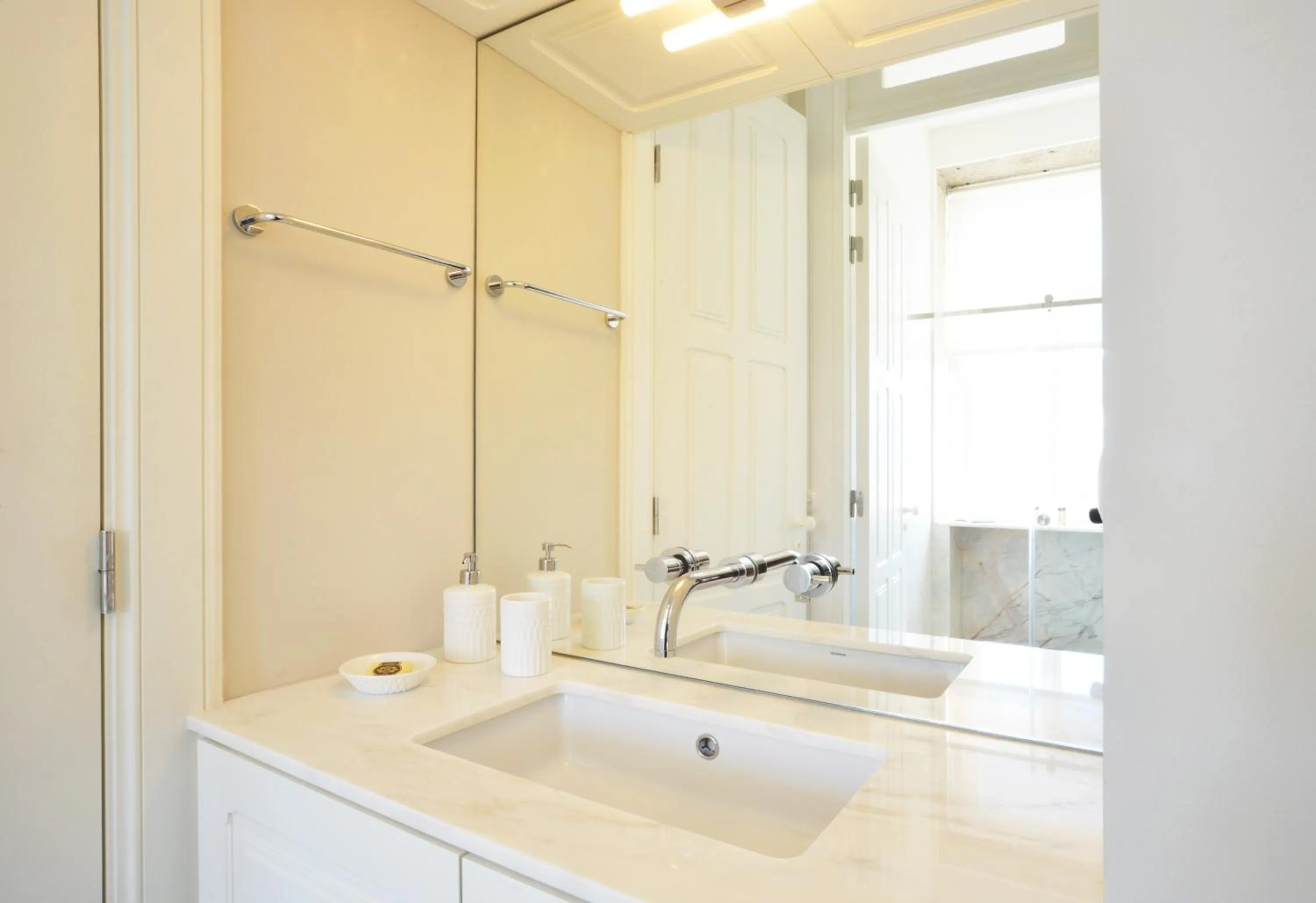 Shower in Oporto Invite Bolhao Historical Market