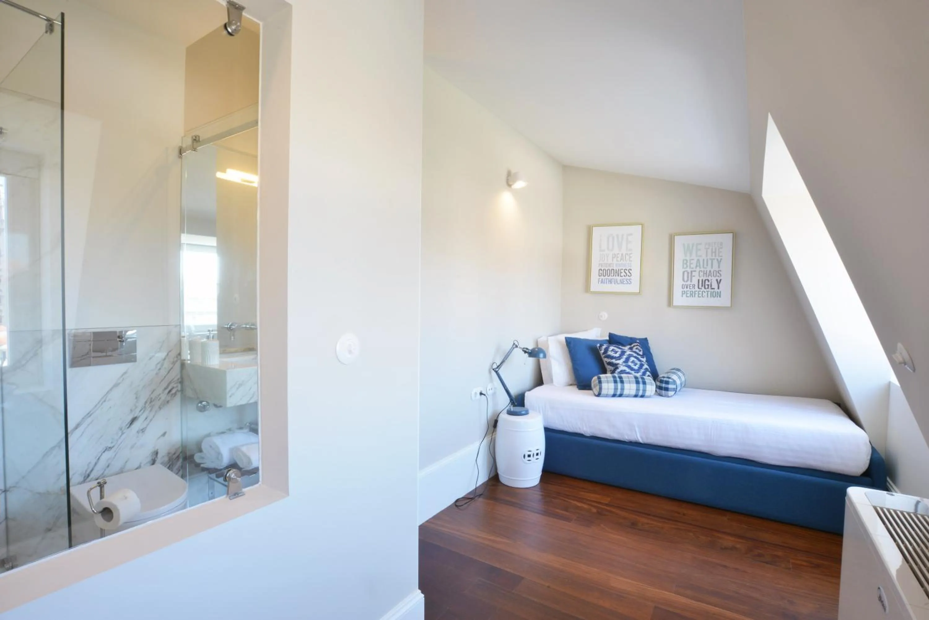 Shower, Bed in Oporto Invite Bolhao Historical Market