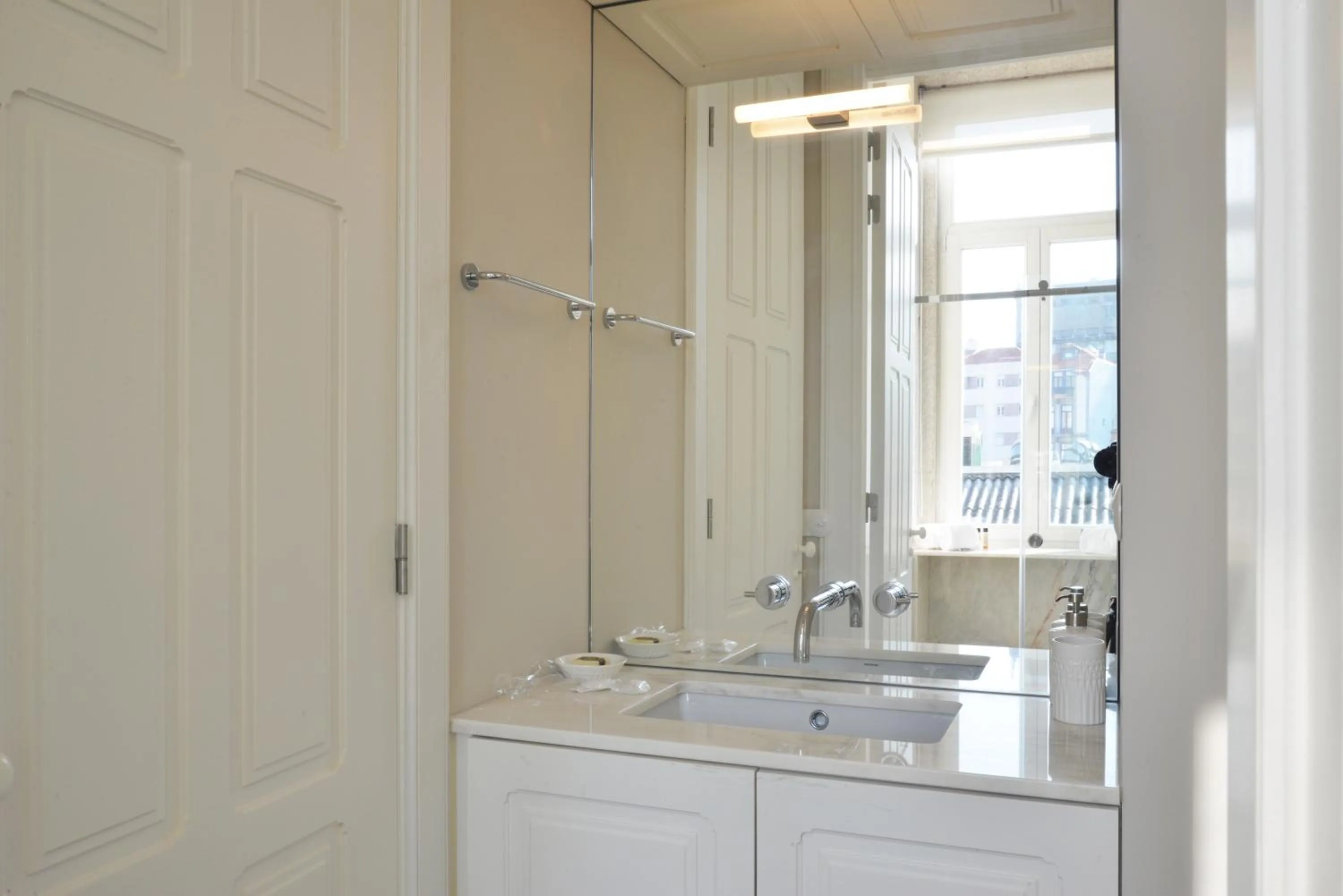 Bathroom in Oporto Invite Bolhao Historical Market