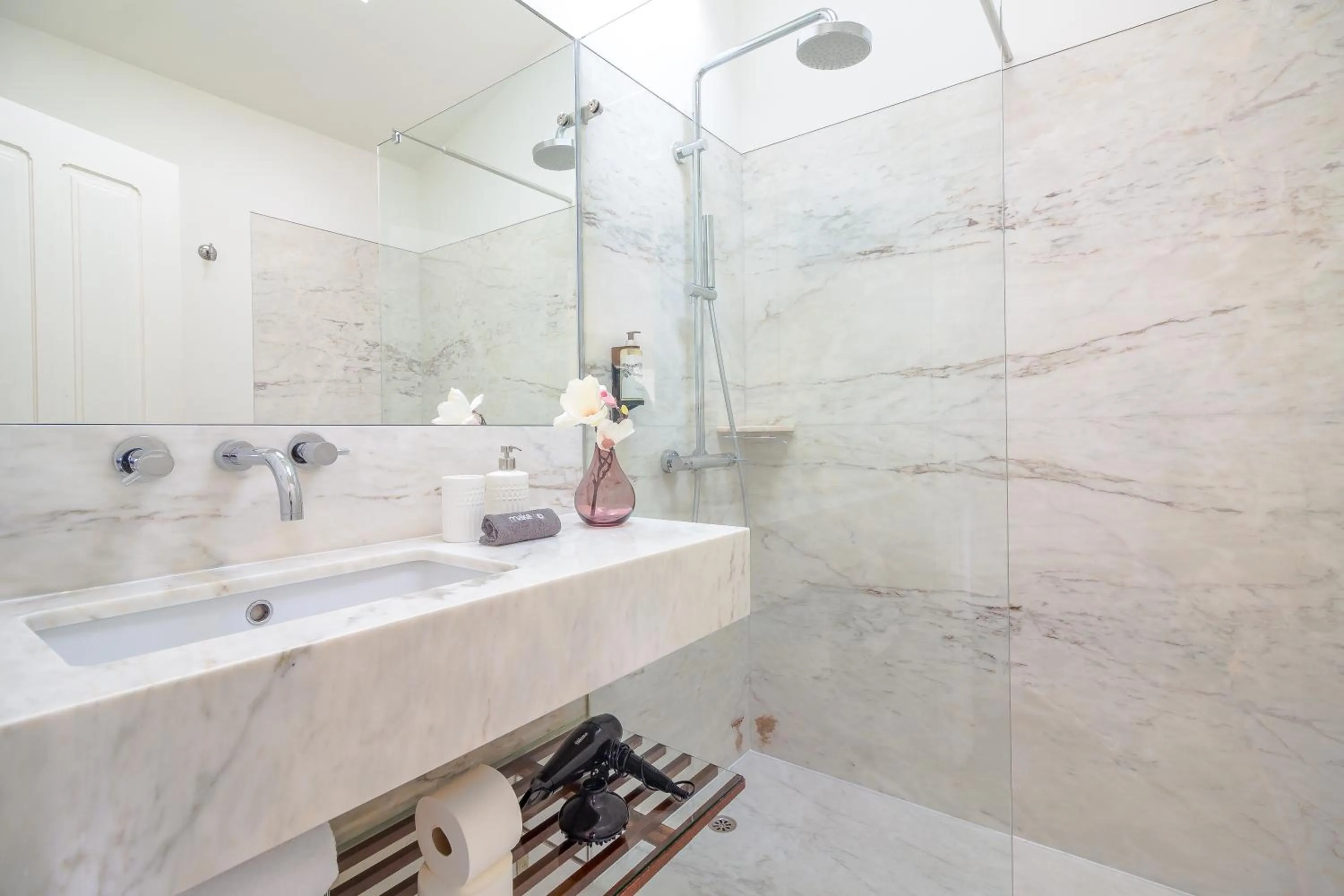 Shower in Oporto Invite Bolhao Historical Market