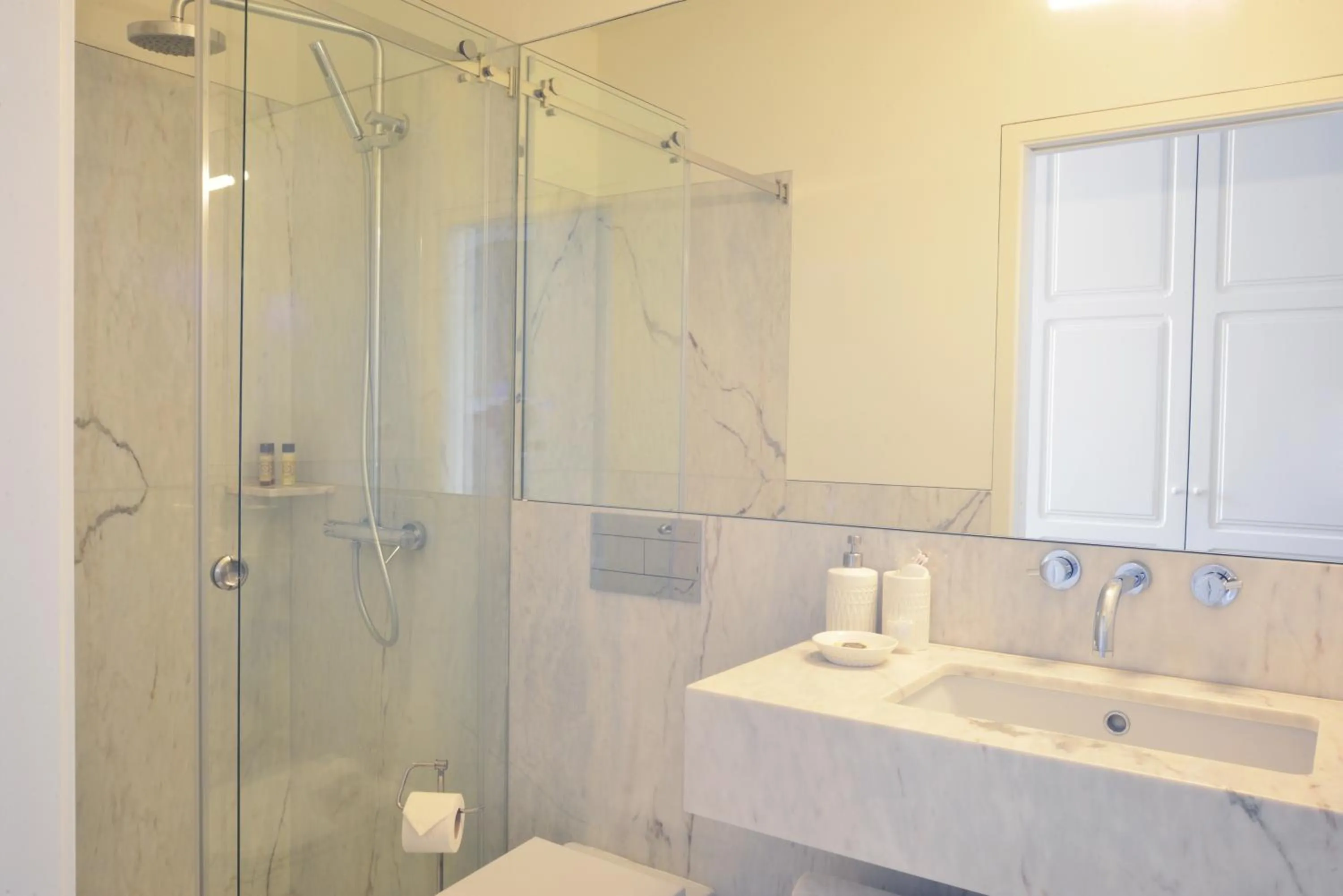 Shower in Oporto Invite Bolhao Historical Market